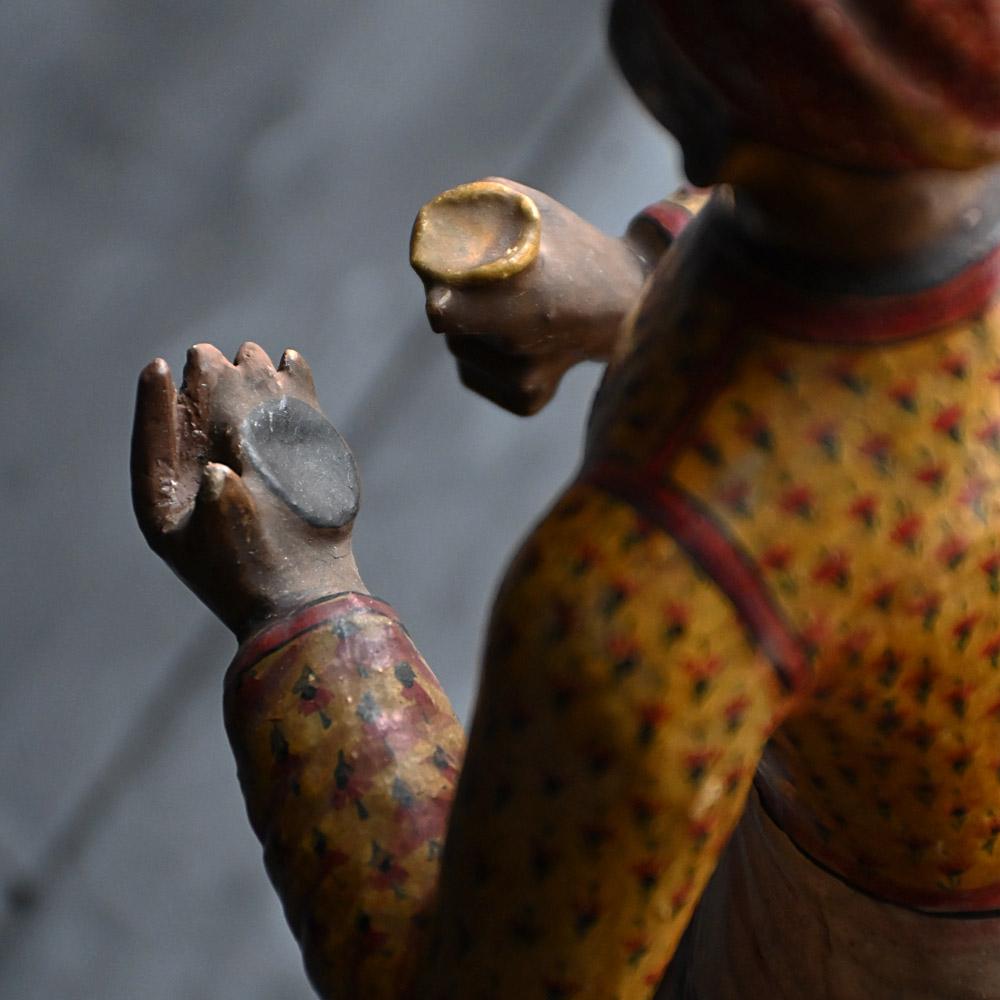 Paar polychrom bemalte indische Holzfiguren aus dem späten 19. Jahrhundert im Angebot 5