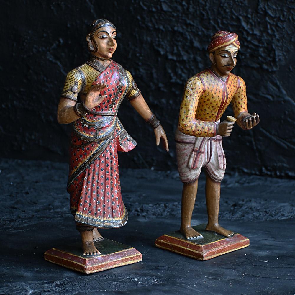 Ein Paar polychrom bemalter indianischer Holzfiguren aus dem späten 19.

Es ist wahrscheinlich, dass diese Figuren im späten 19. Jahrhundert als Souvenirs aus Indien nach Großbritannien gebracht wurden. Die East India Company förderte den Wunsch der