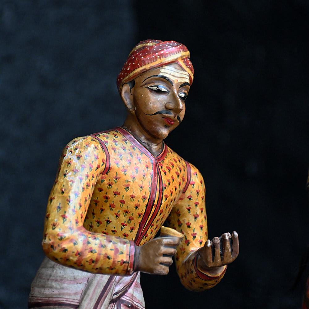 Paar polychrom bemalte indische Holzfiguren aus dem späten 19. Jahrhundert (Volkskunst) im Angebot