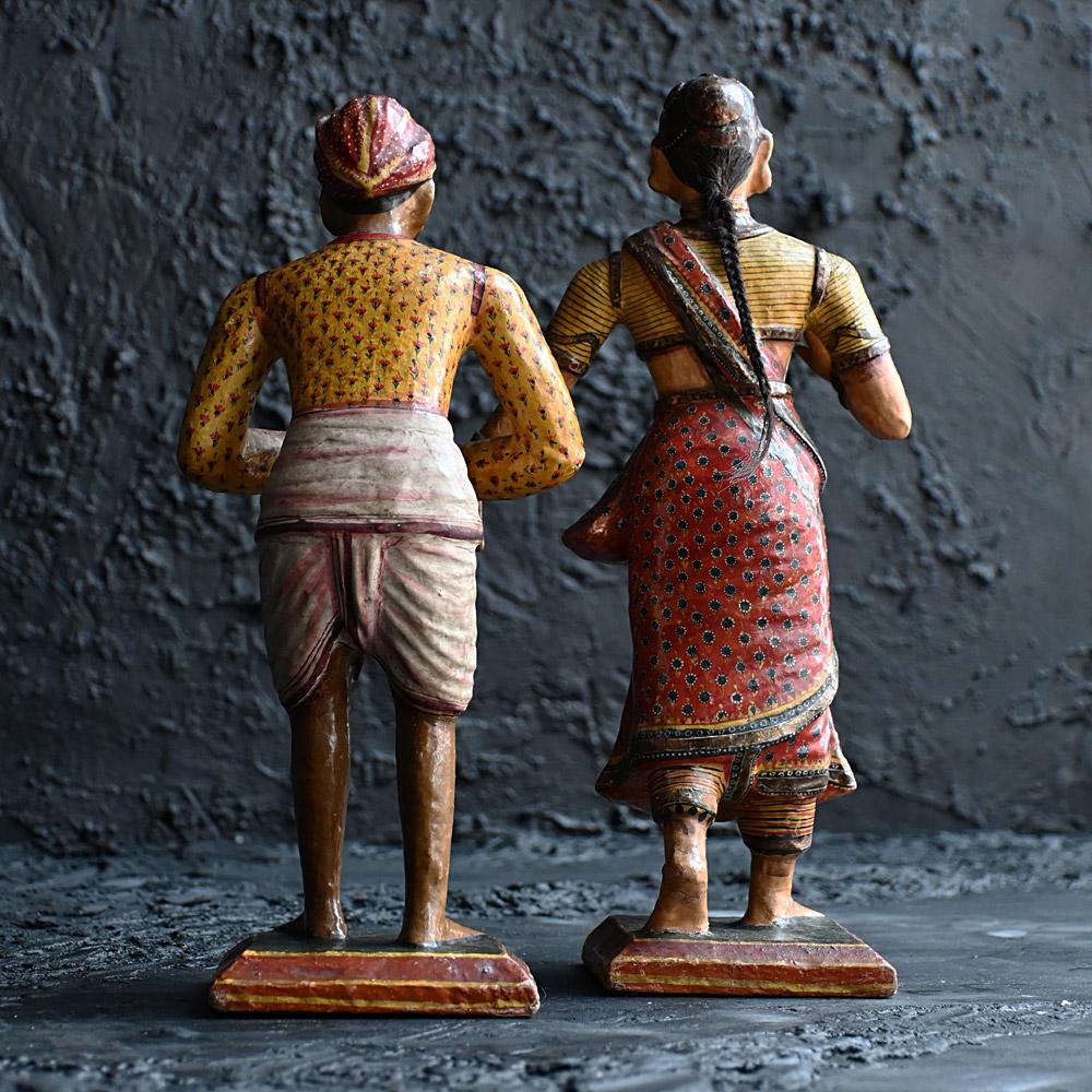 Paar polychrom bemalte indische Holzfiguren aus dem späten 19. Jahrhundert (Handgeschnitzt) im Angebot