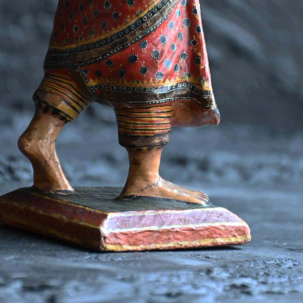 Paar polychrom bemalte indische Holzfiguren aus dem späten 19. Jahrhundert im Zustand „Hervorragend“ im Angebot in London, GB