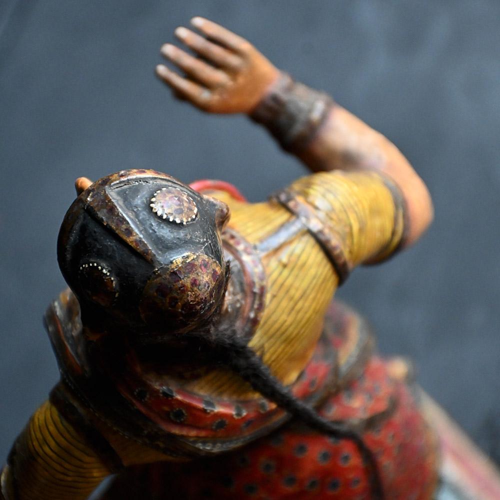 Paar polychrom bemalte indische Holzfiguren aus dem späten 19. Jahrhundert (Frühes 20. Jahrhundert) im Angebot