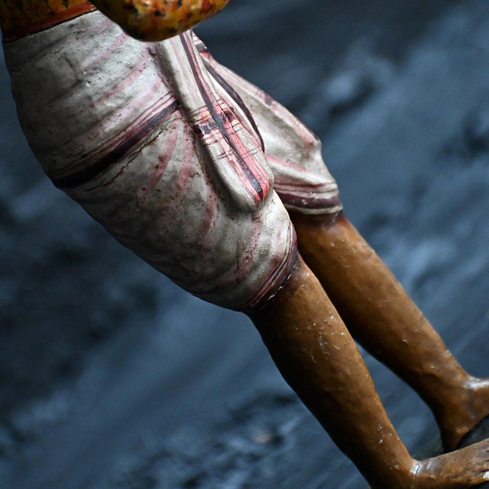 Paar polychrom bemalte indische Holzfiguren aus dem späten 19. Jahrhundert (Kiefernholz) im Angebot