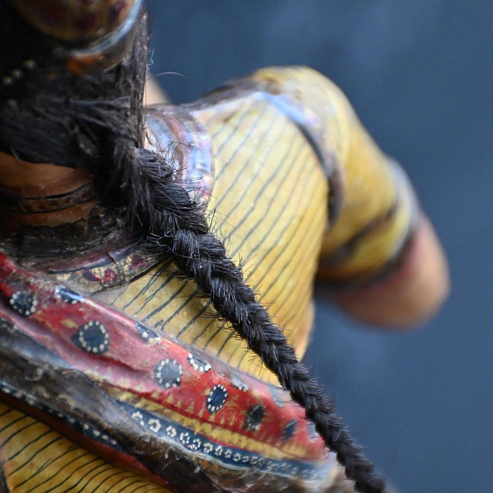 Paar polychrom bemalte indische Holzfiguren aus dem späten 19. Jahrhundert im Angebot 1