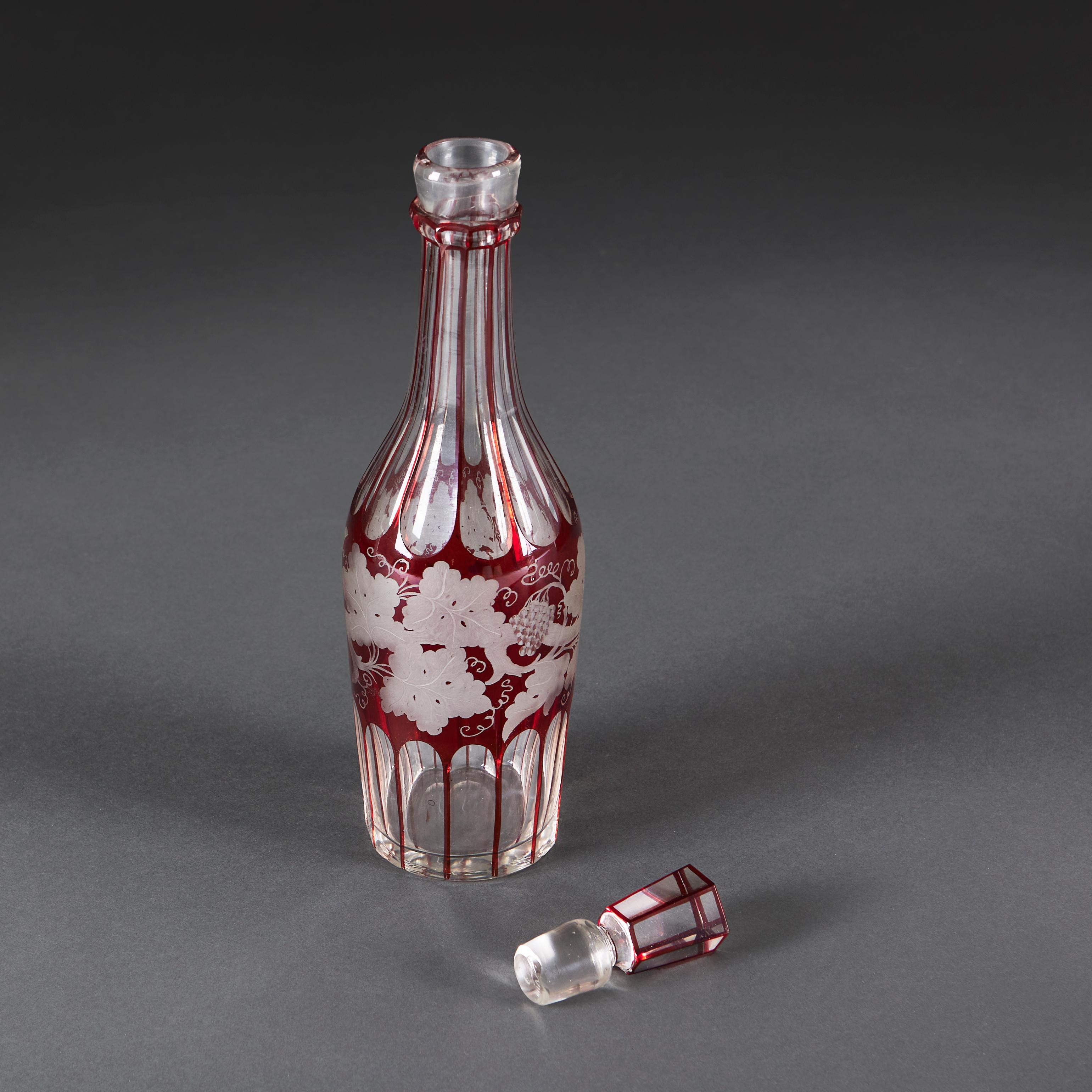 Anglais Paire de carafes à alcool en verre rouge taillé de la fin du XIXe siècle en vente