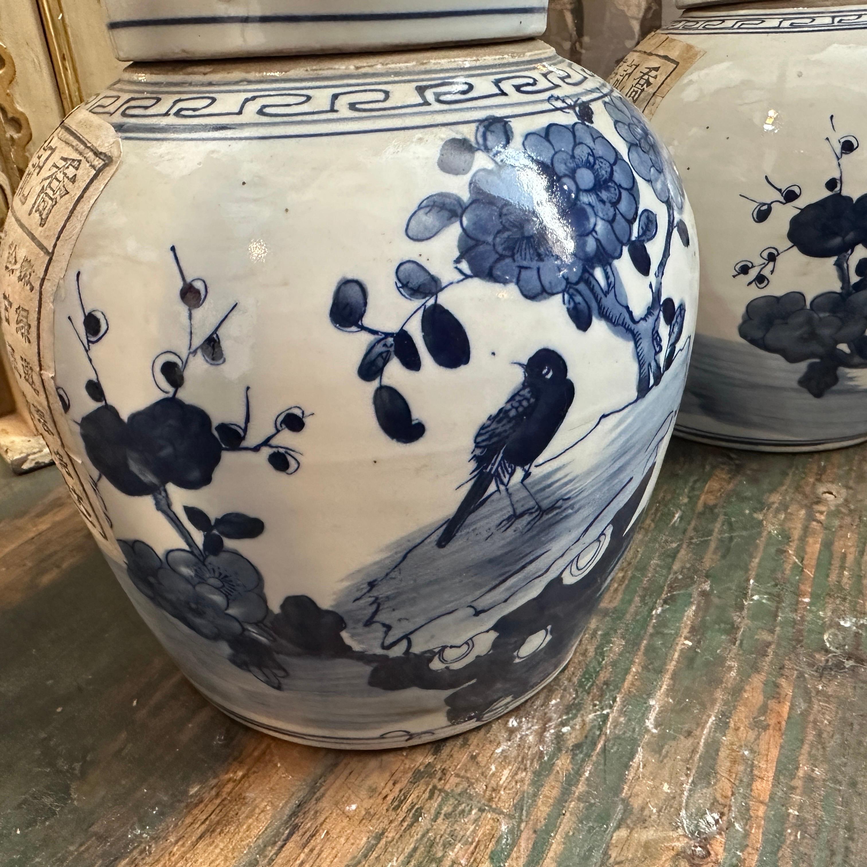 Paire de pots à gingembre chinois en céramique bleue et blanche de la fin du 20e siècle en vente 2