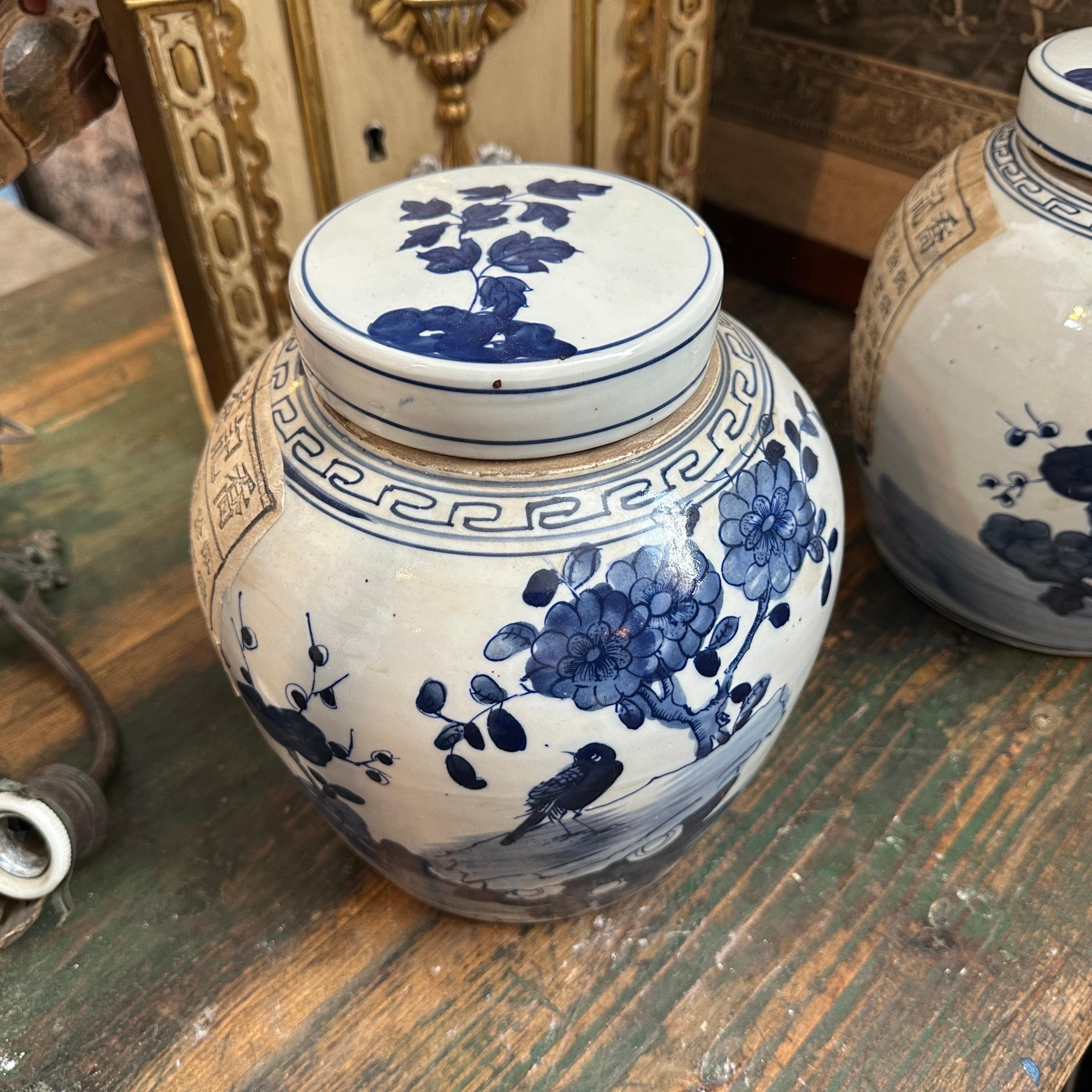 Ein Paar blau-weiße chinesische Ingwergefäße aus Keramik des späten 20. Jahrhunderts im Angebot 5