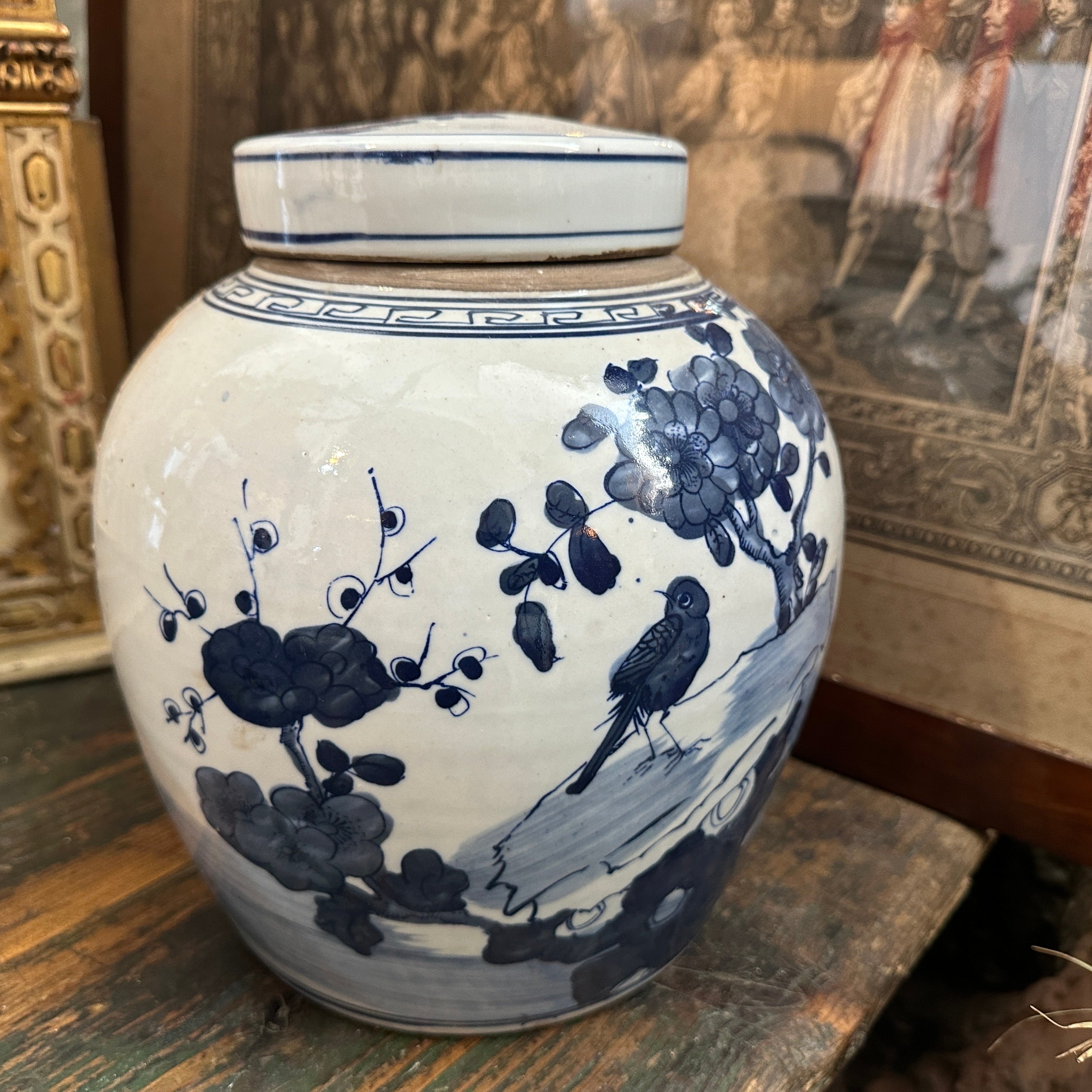 Ein Paar blau-weiße Ingwerdosen aus Keramik, handgefertigt und bemalt in China in der zweiten Hälfte des 20. Jahrhunderts. Sie sind in originalem Zustand mit normalen Altersspuren. Die blau-weiße Keramik hat eine lange Geschichte im chinesischen