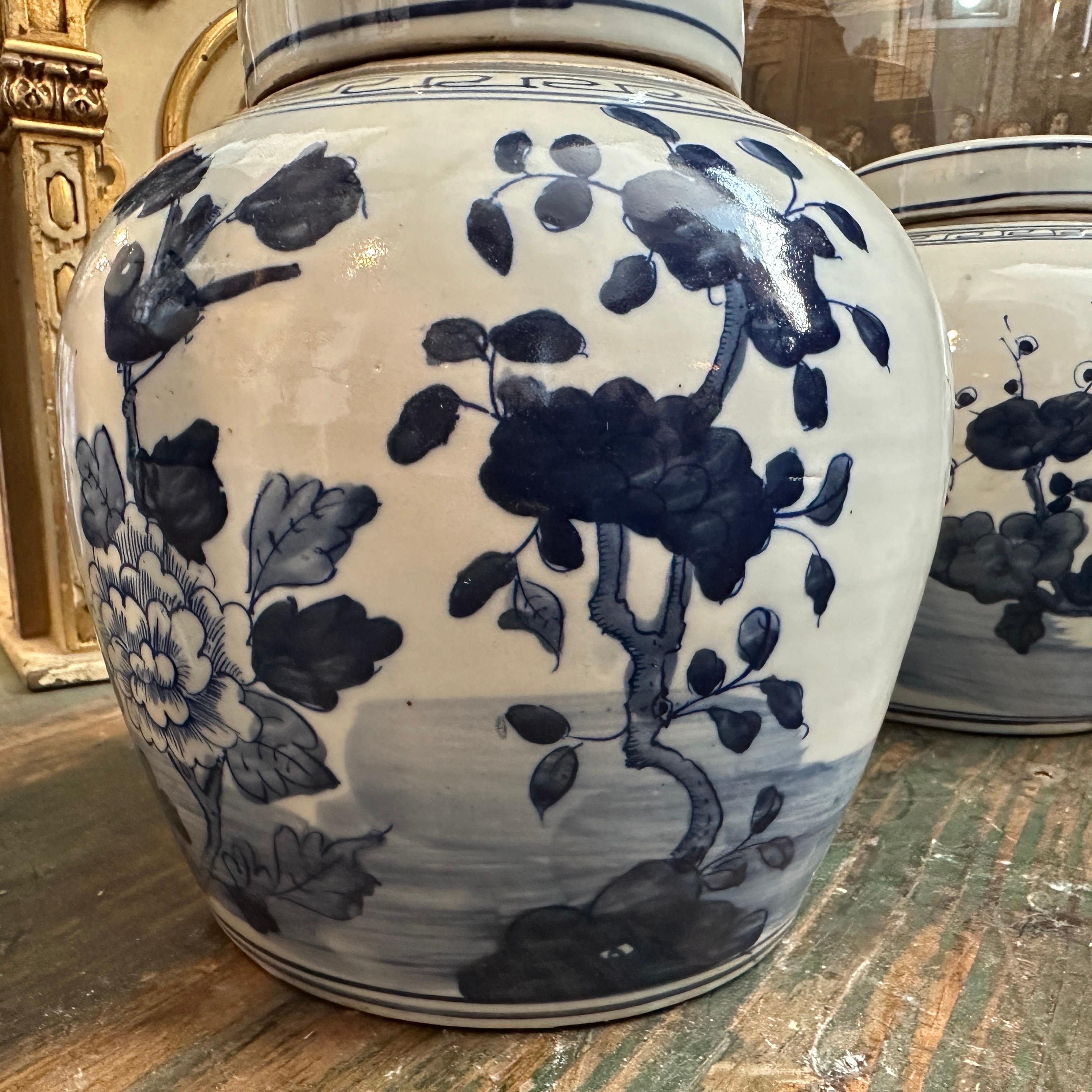 Exportation chinoise Paire de pots à gingembre chinois en céramique bleue et blanche de la fin du 20e siècle en vente