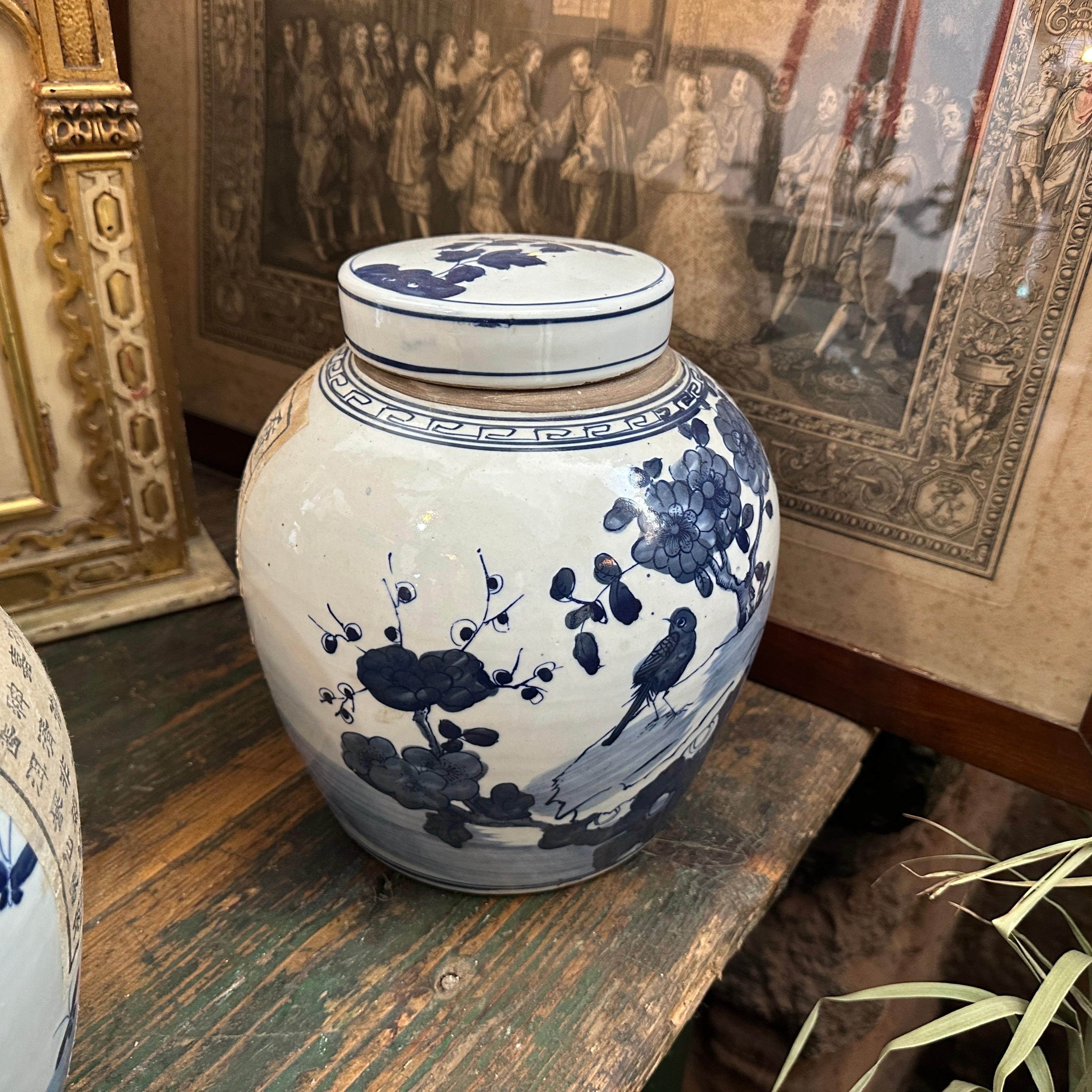 Ein Paar blau-weiße chinesische Ingwergefäße aus Keramik des späten 20. Jahrhunderts (Handgefertigt) im Angebot