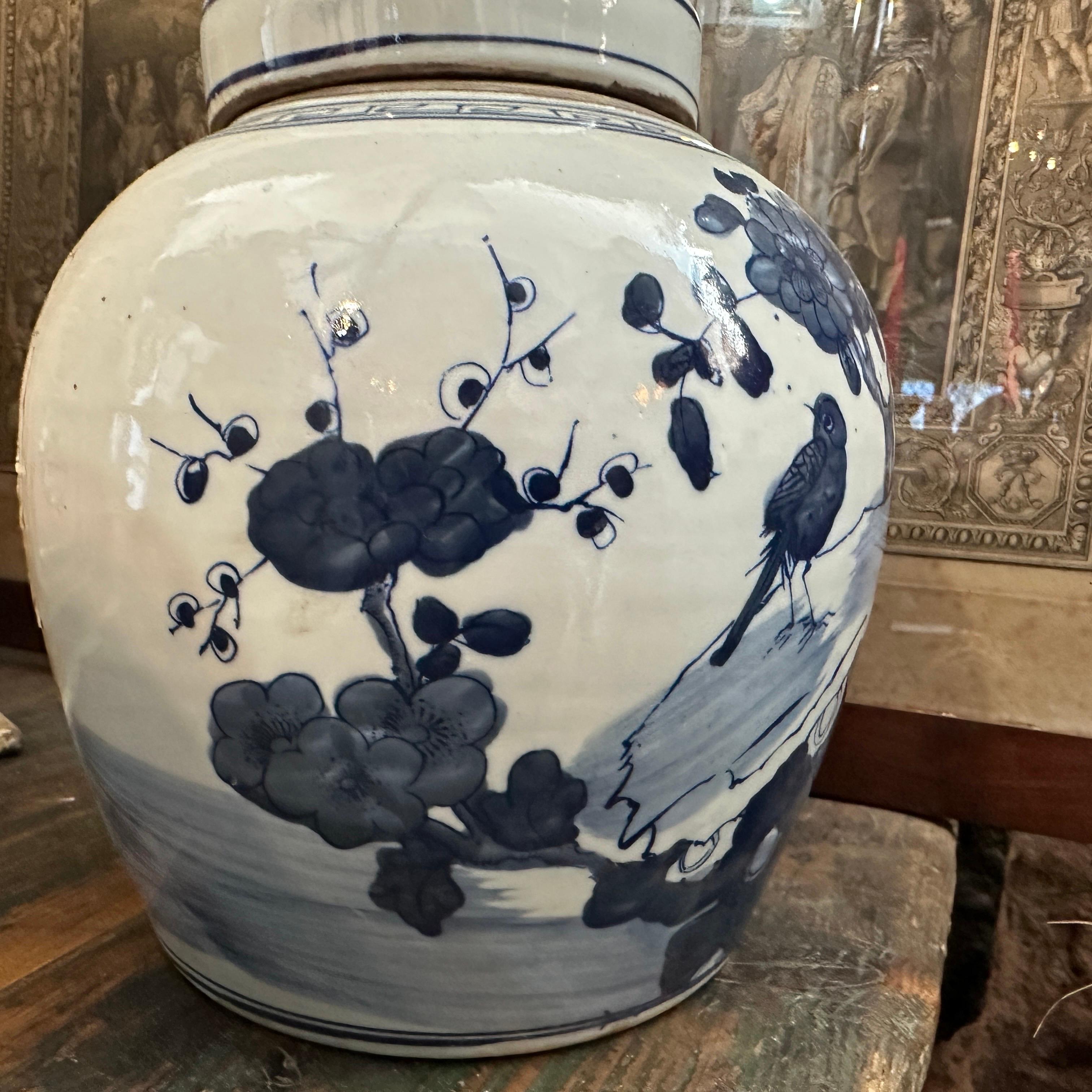20ième siècle Paire de pots à gingembre chinois en céramique bleue et blanche de la fin du 20e siècle en vente