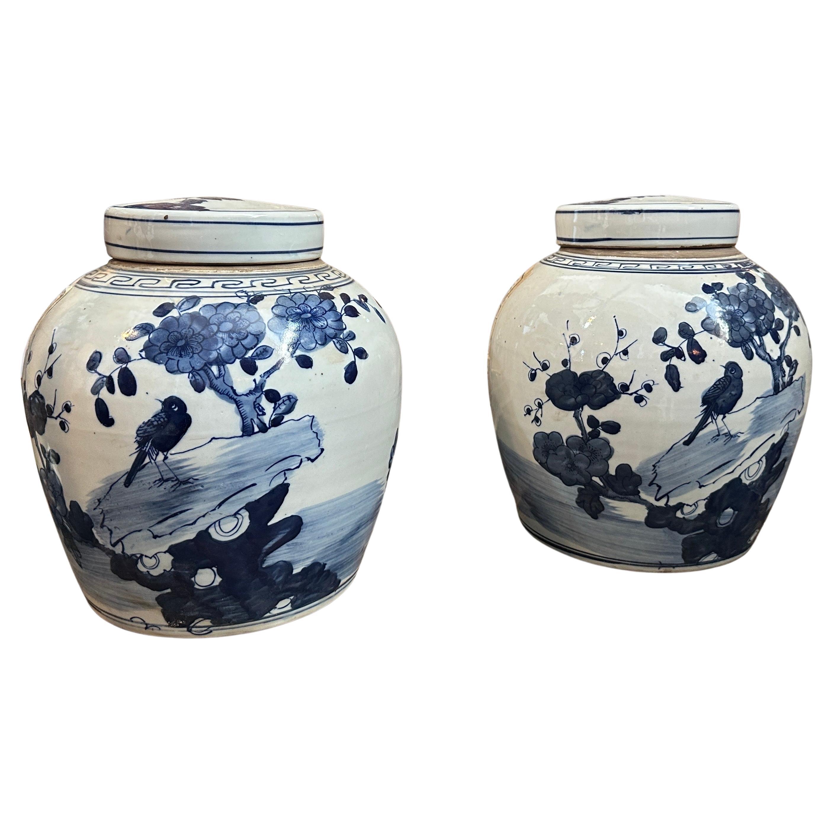 Paire de pots à gingembre chinois en céramique bleue et blanche de la fin du 20e siècle en vente