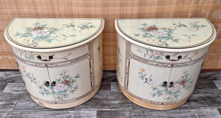 Chinese Pair of Late 20th Century Chinoiserie Lacquer Nightstands For Sale