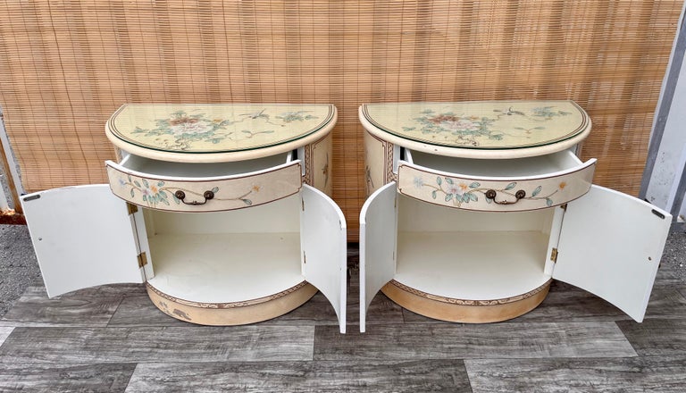 Lacquered Pair of Late 20th Century Chinoiserie Lacquer Nightstands For Sale