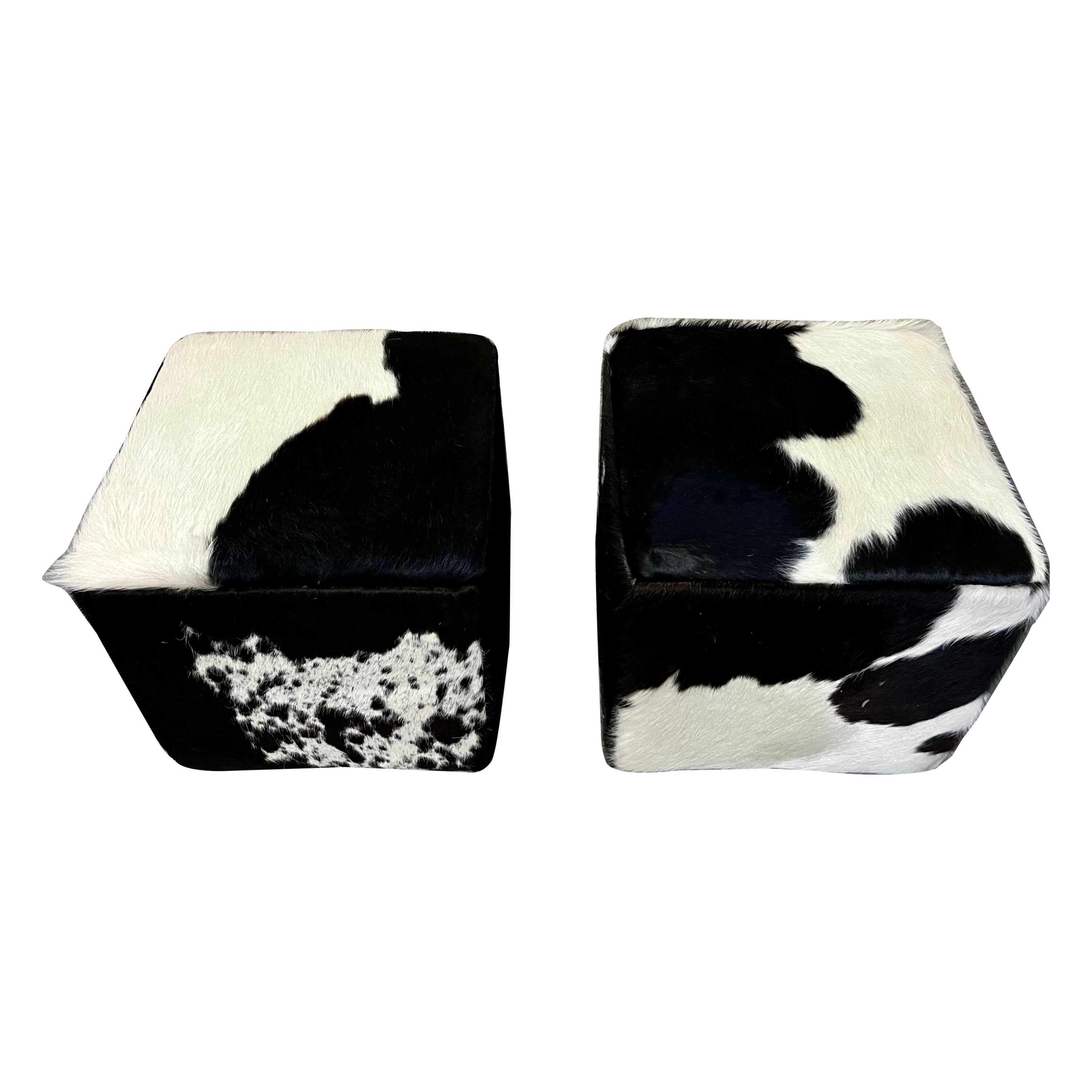 Pareja de otomanos/reposapiés de piel de vaca de finales del siglo XX. en venta