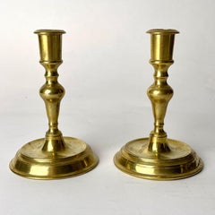Pareja de candeleros barrocos tardíos, latón, principios del siglo XVIII