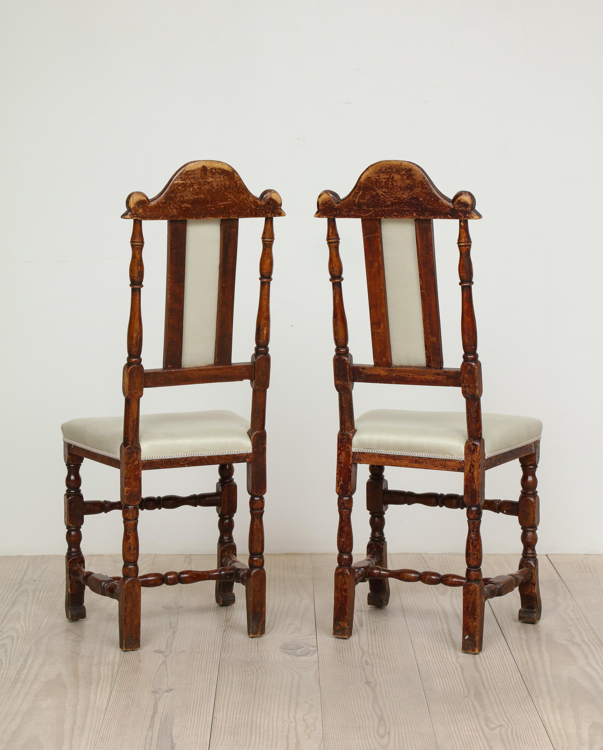 Schwedische Stühle aus dem späten Barock, Herkunft Schweden, um 1750-1760, Paar im Zustand „Hervorragend“ im Angebot in New York, NY