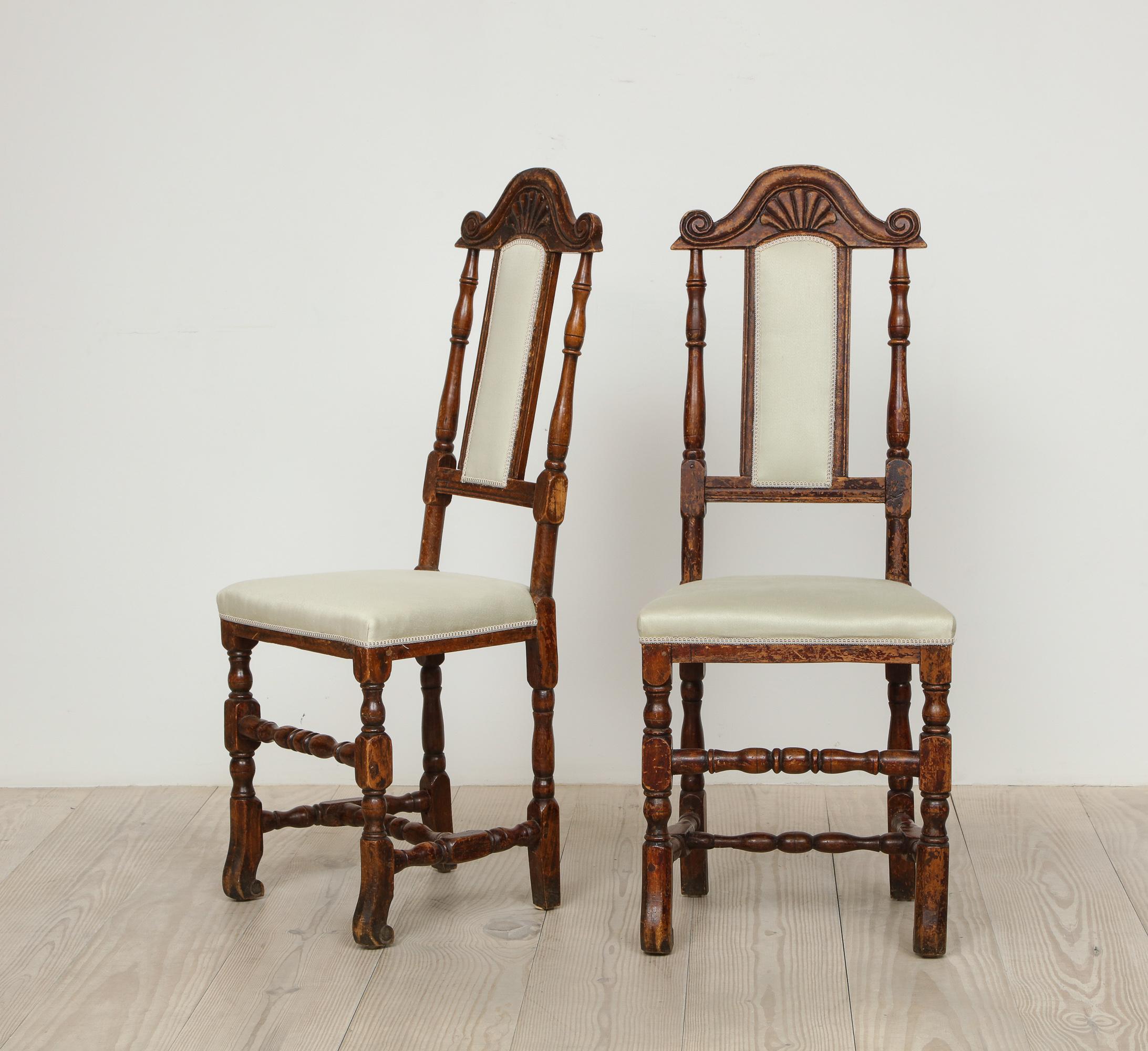 Schwedische Stühle aus dem späten Barock, Herkunft Schweden, um 1750-1760, Paar (Holz) im Angebot
