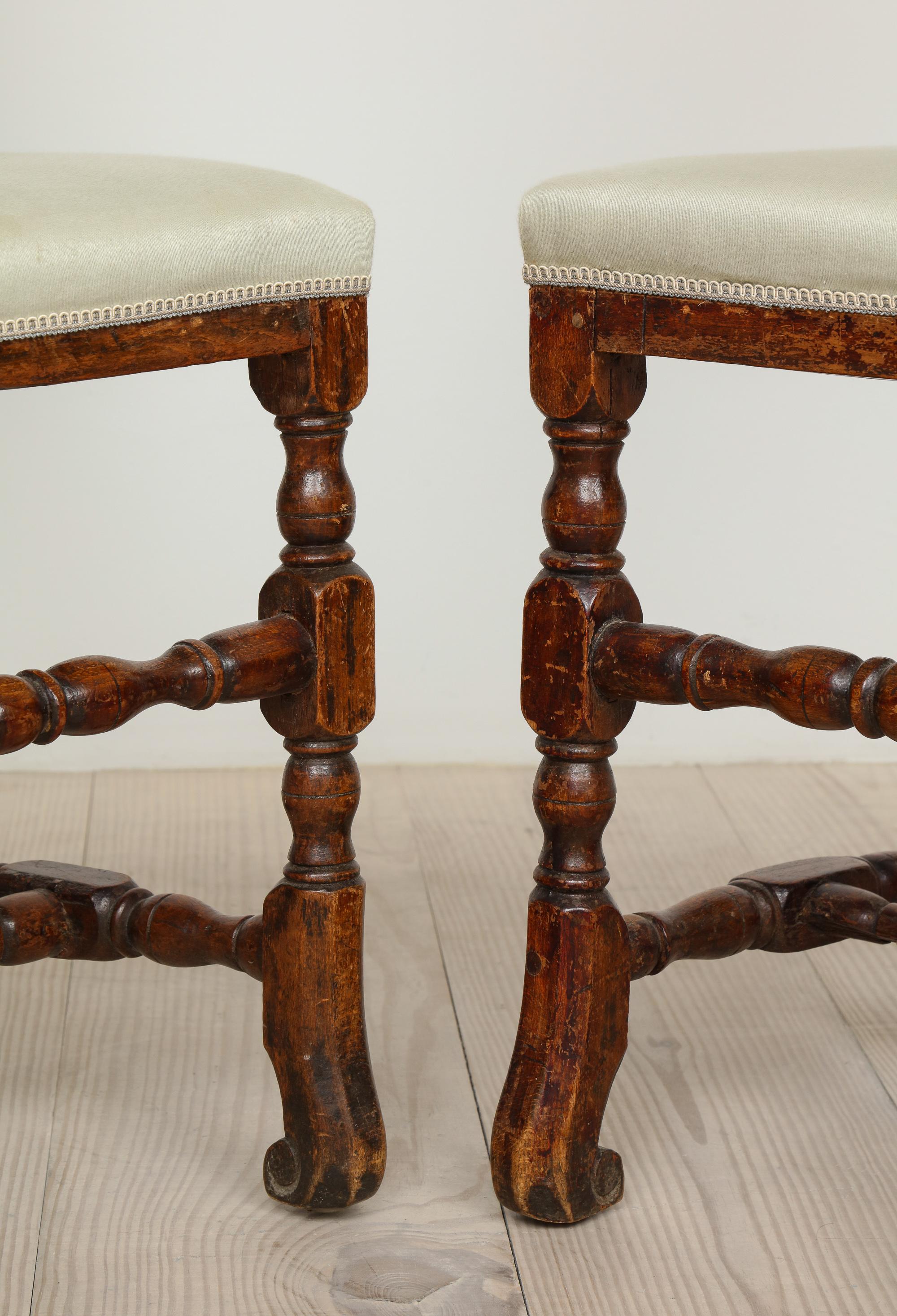 Schwedische Stühle aus dem späten Barock, Herkunft Schweden, um 1750-1760, Paar im Angebot 4