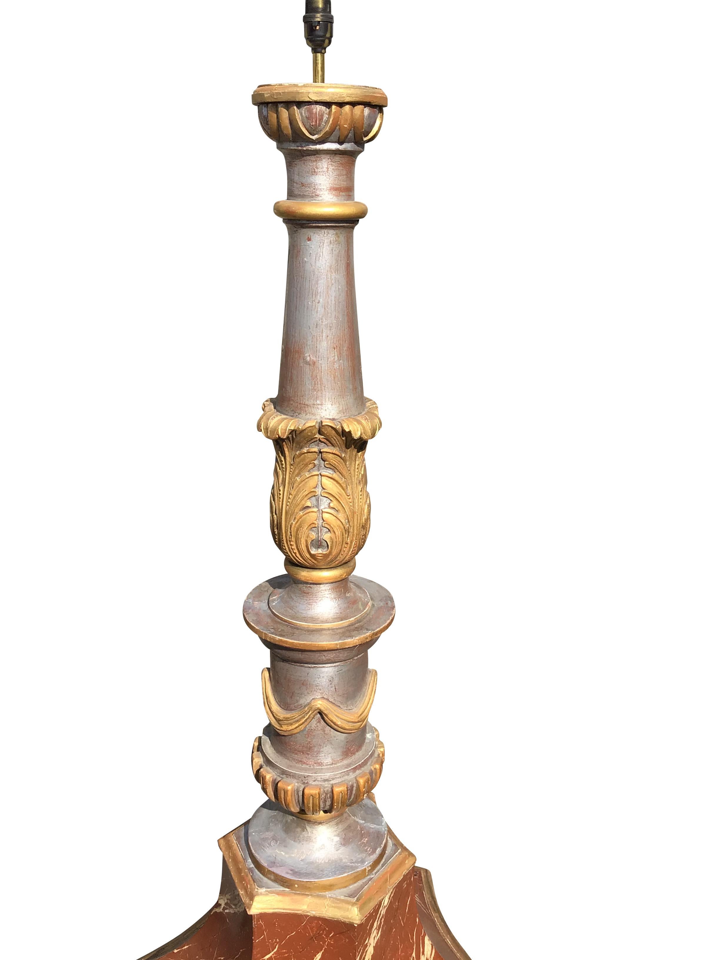 italien Paire de lampes-étendards en argent et en vermeil de la fin du XIXe siècle en vente