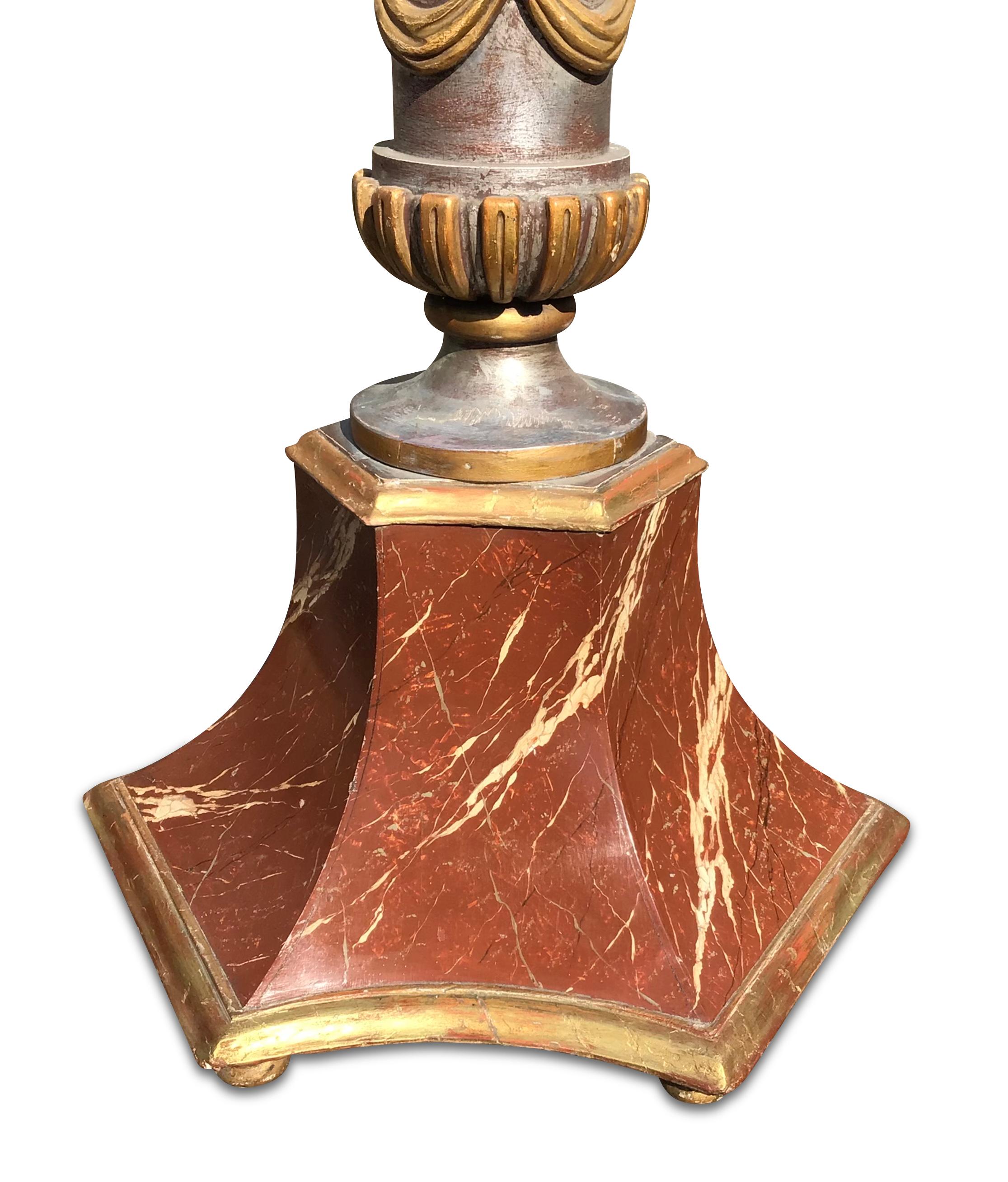 Ein Paar silberne und vergoldete Stehlampen aus dem späten 19. (Vergoldetes Holz) im Angebot
