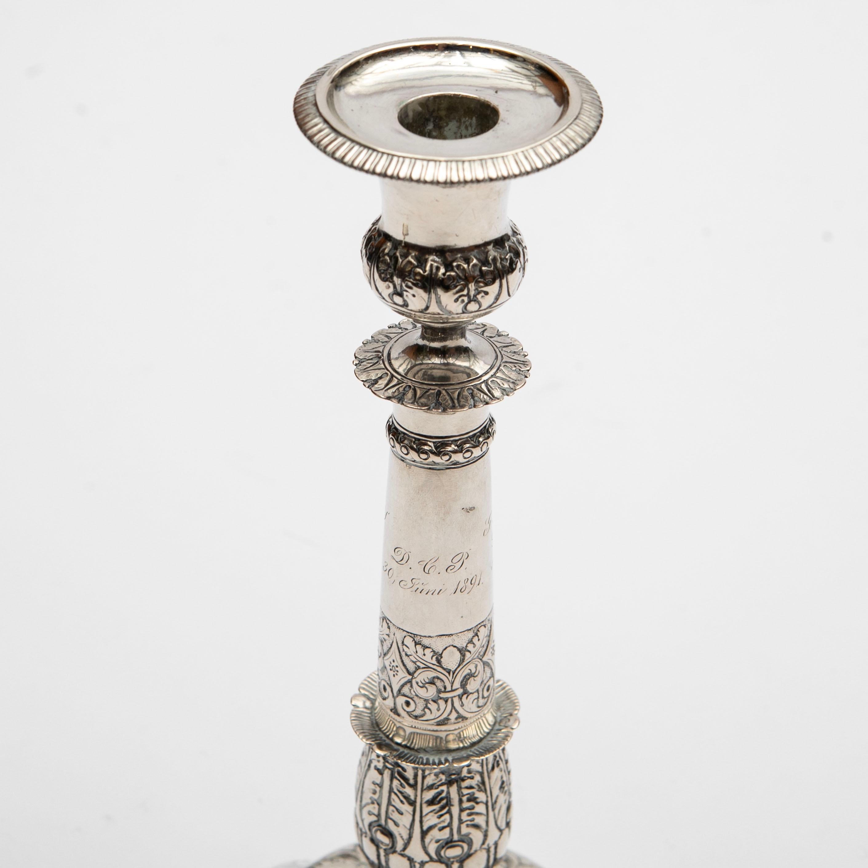 Stile impero Coppia di candelieri d'argento tardo-imperiali di Caspar Julius Worm (1788-1857) in vendita