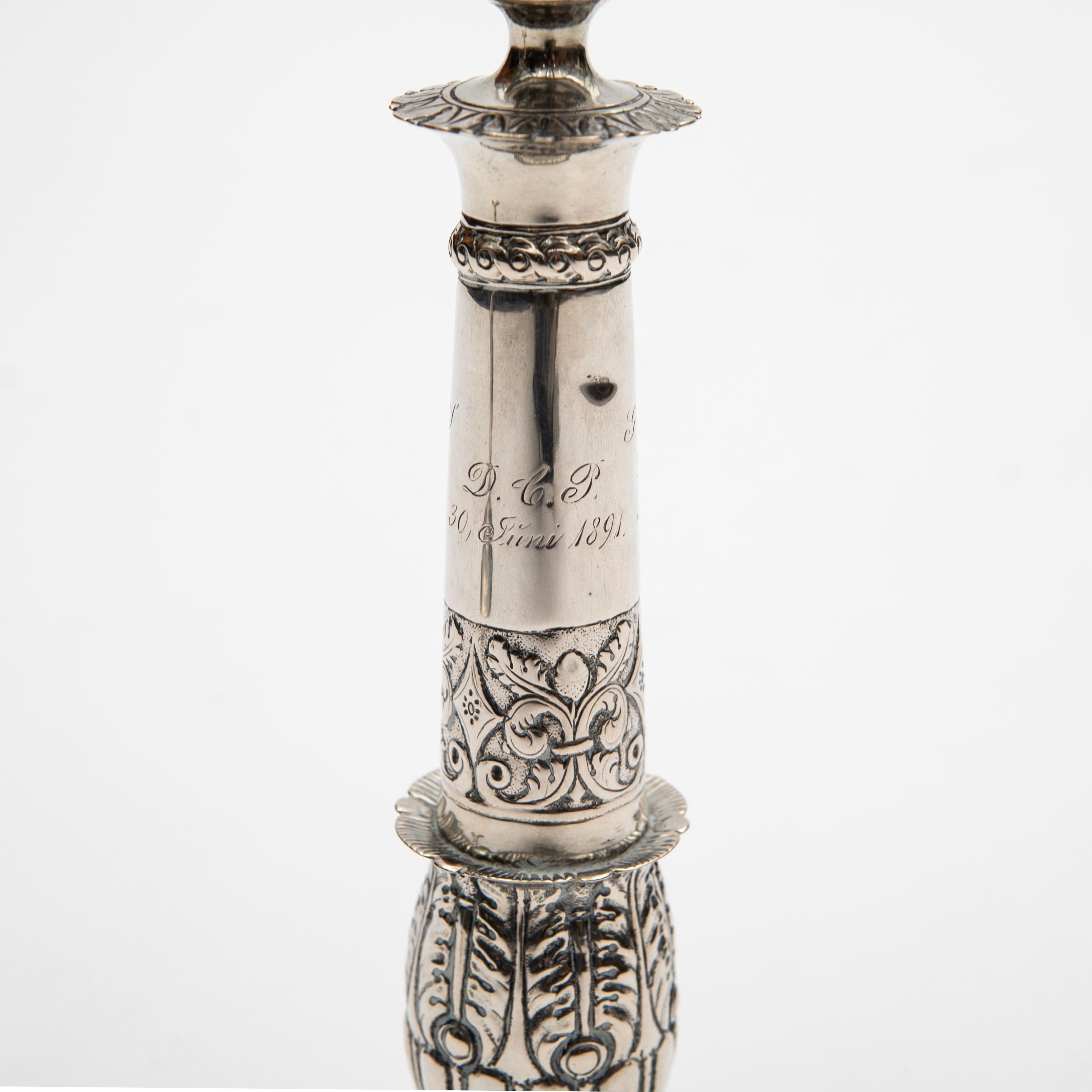 Danese Coppia di candelieri d'argento tardo-imperiali di Caspar Julius Worm (1788-1857) in vendita