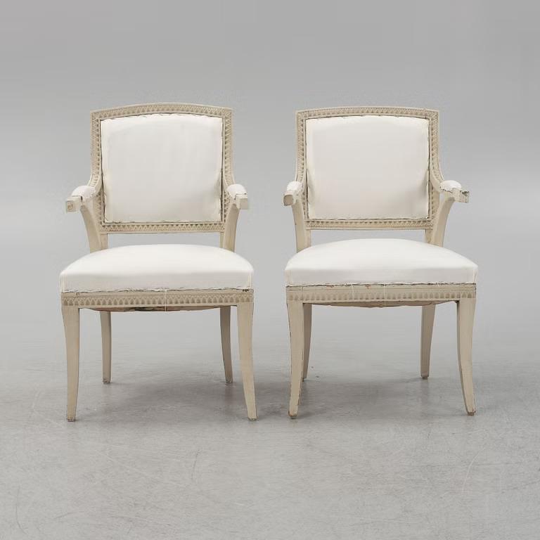 Paire de chaises de la fin de la période gustavienne, années 1900

Cette élégante paire de chaises, fabriquée au début du XXe siècle, s'inspire des principes de conception intemporels du style gustavien tardif, offrant un mélange harmonieux de