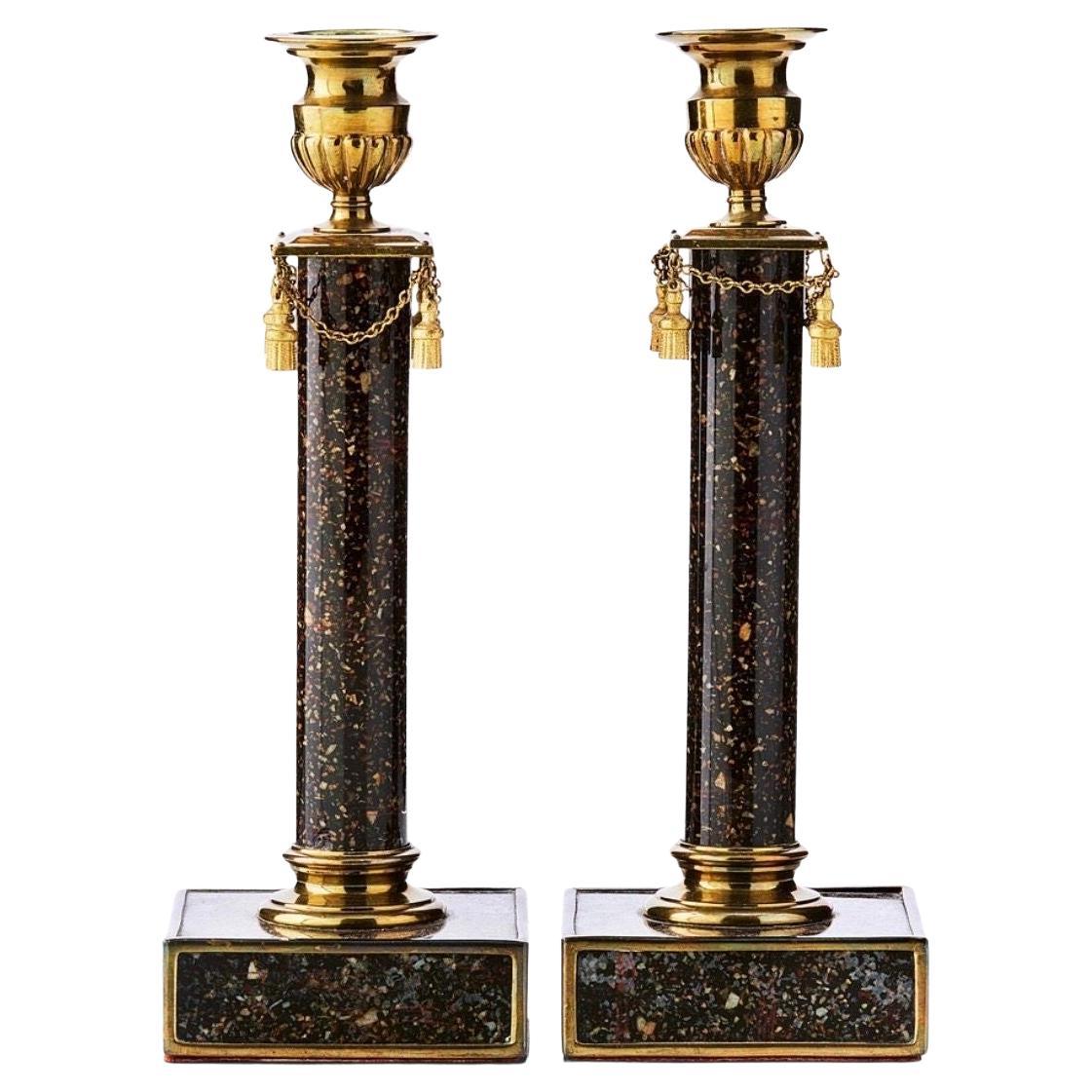 Pareja de candelabros de vidrio invertido de imitación de pórfido de la Baja Austria, S. XIX en venta