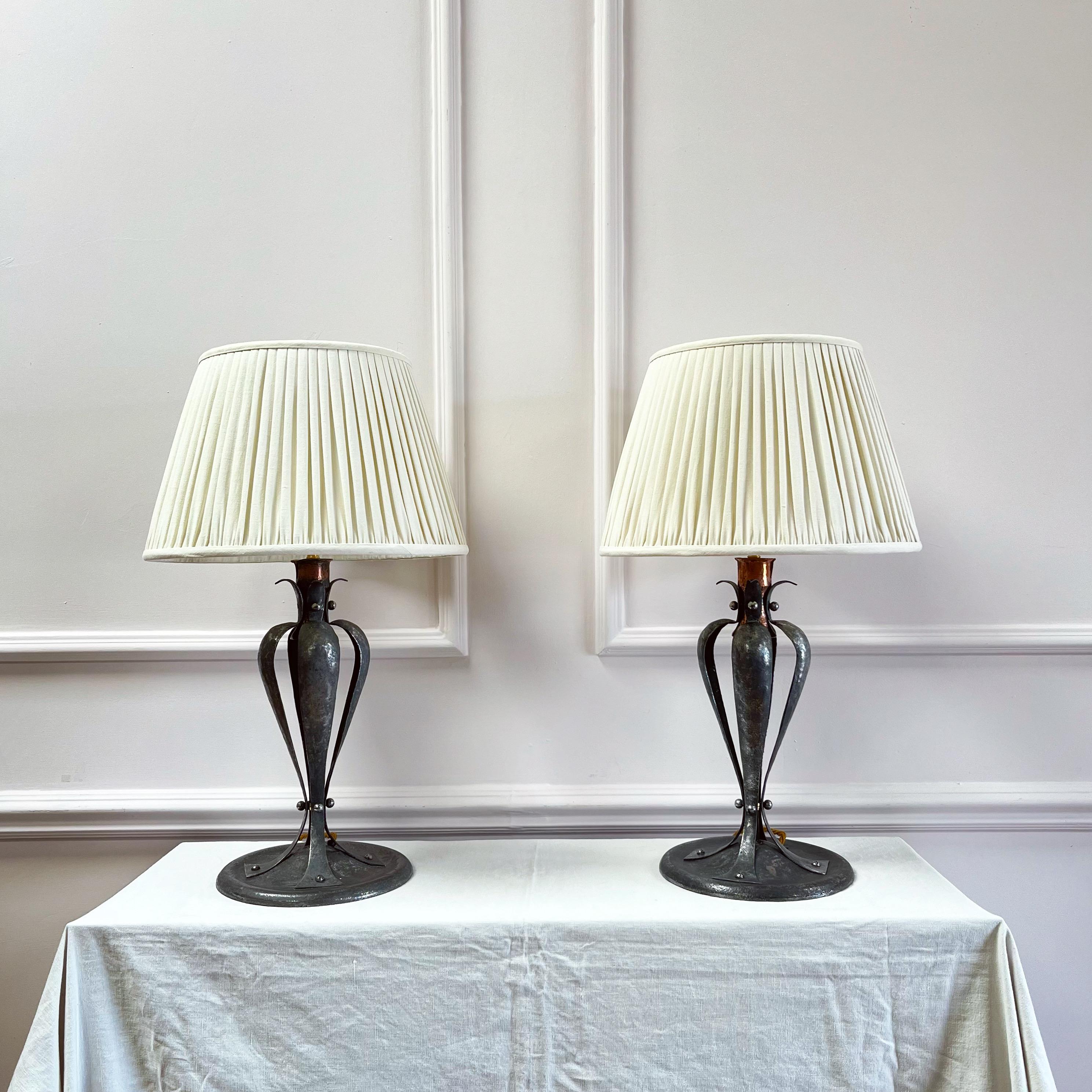 Paire de lampes de table en acier forgé à la main, avec un col en cuivre monté sur des montants stylisés descendant dans des bases circulaires en forme de dôme, de grande taille.

Anglais, fin du XIXe siècle

H 49 x L 15 x P 15 cm

Demande de