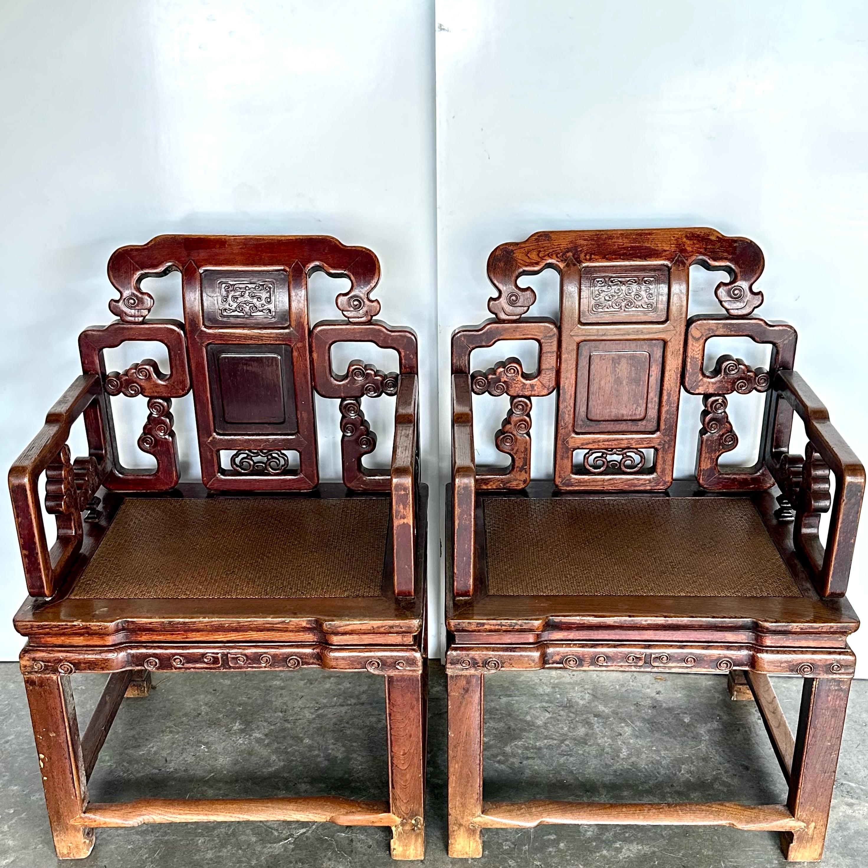 Ein Paar große Jumu-Sessel (südliche Ulme) aus der späten Qing-Zeit. Diese Art von Sesseln, bei denen die Rückenlehne, die Armlehnen und die Sitzfläche im 90-Grad-Winkel zueinander stehen, werden in China gemeinhin als 