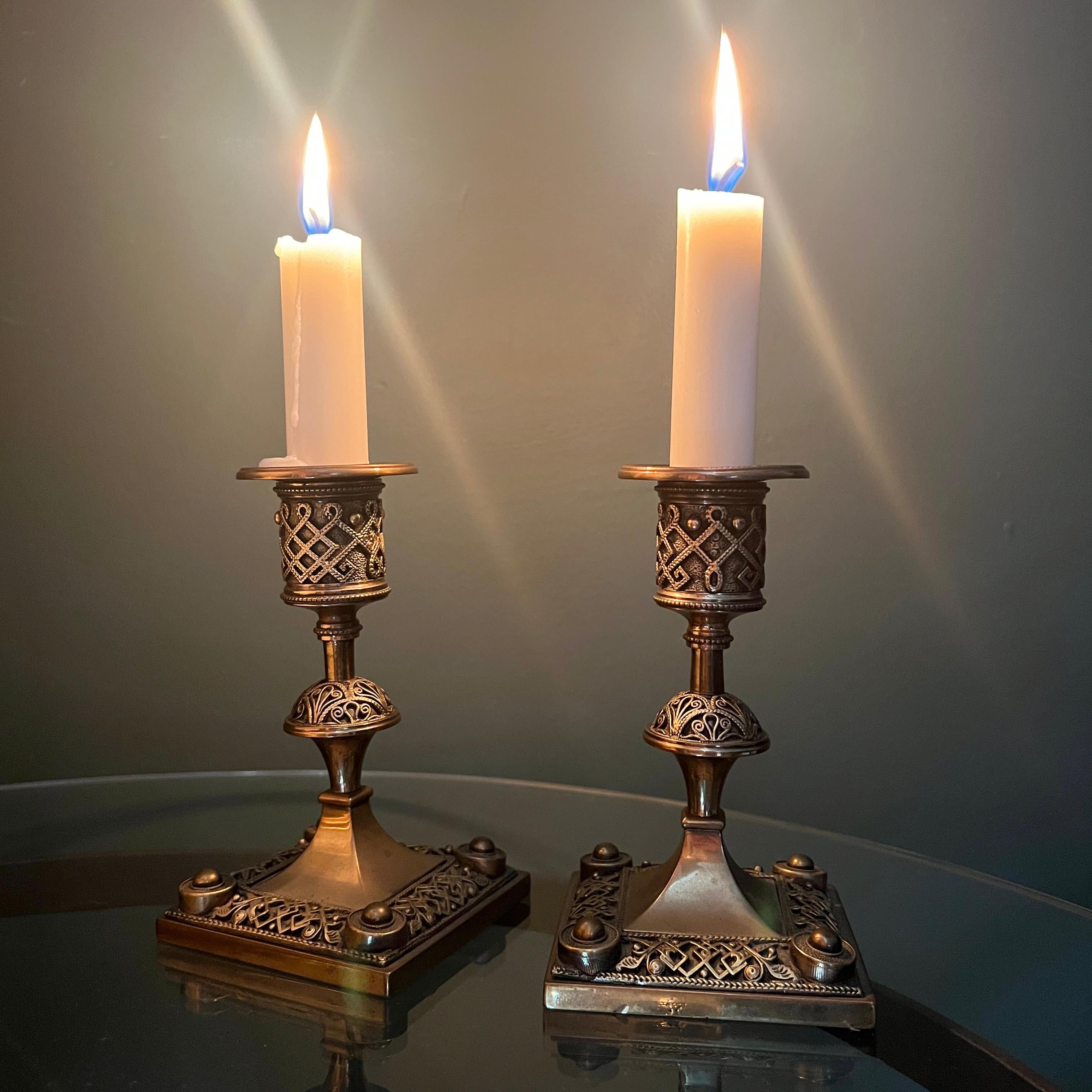 A Beautiful Pair of Late Victorian Aesthetic Brass Candlesticks (Circa 1880–1900)

This exquisite pair of brass candlesticks exemplifies the refined craftsmanship and decorative flair characteristic of the late 19th century. They feature a