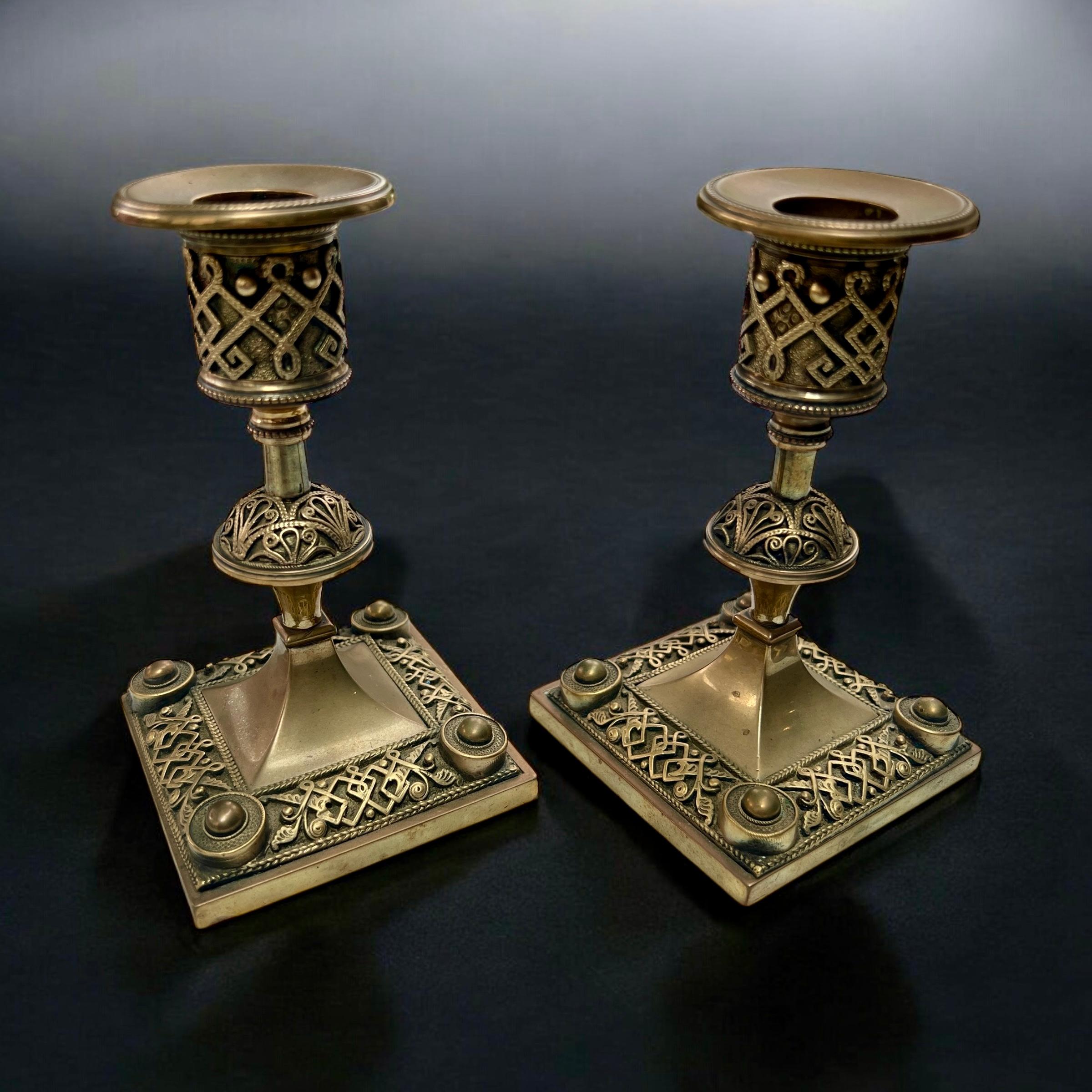 Mouvement esthétique A Pair Of  Late Victorian Aesthetic Brass Candlesticks en vente