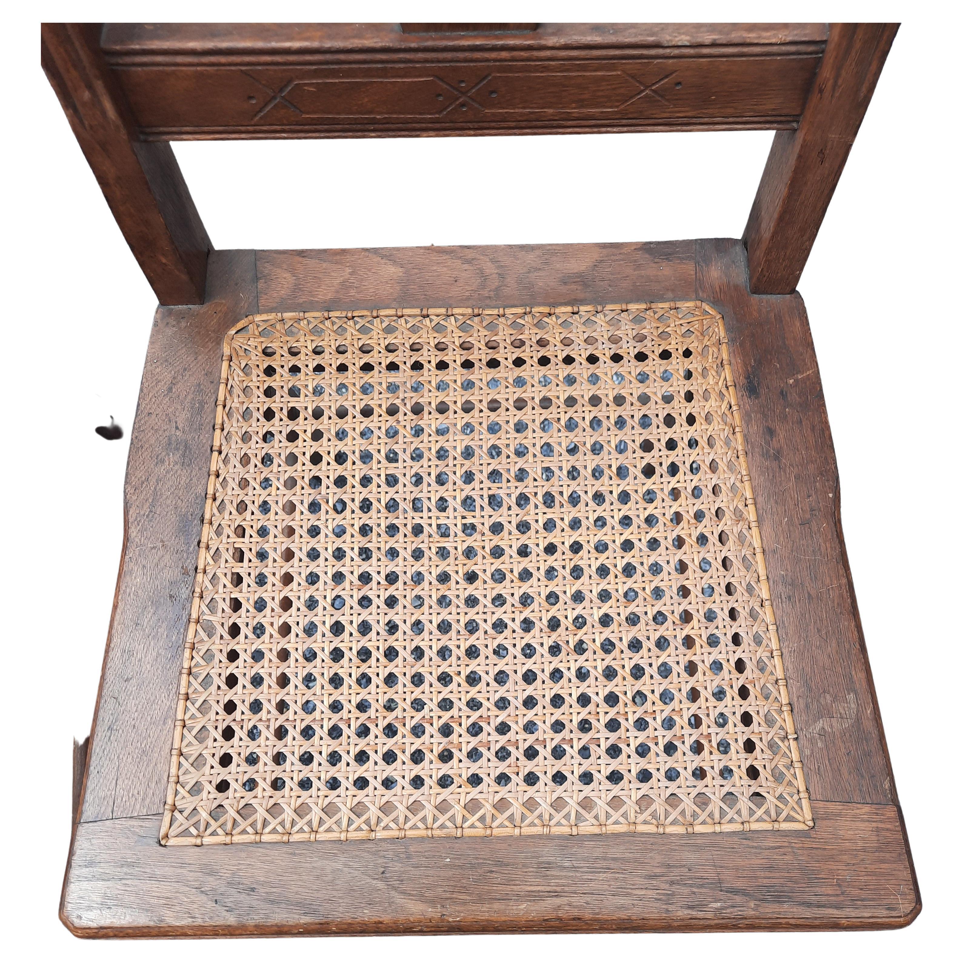 Victorien Paire de chaises de salle à manger de la fin de l'époque victorienne avec incrustations en noyer et siège en rotin en vente