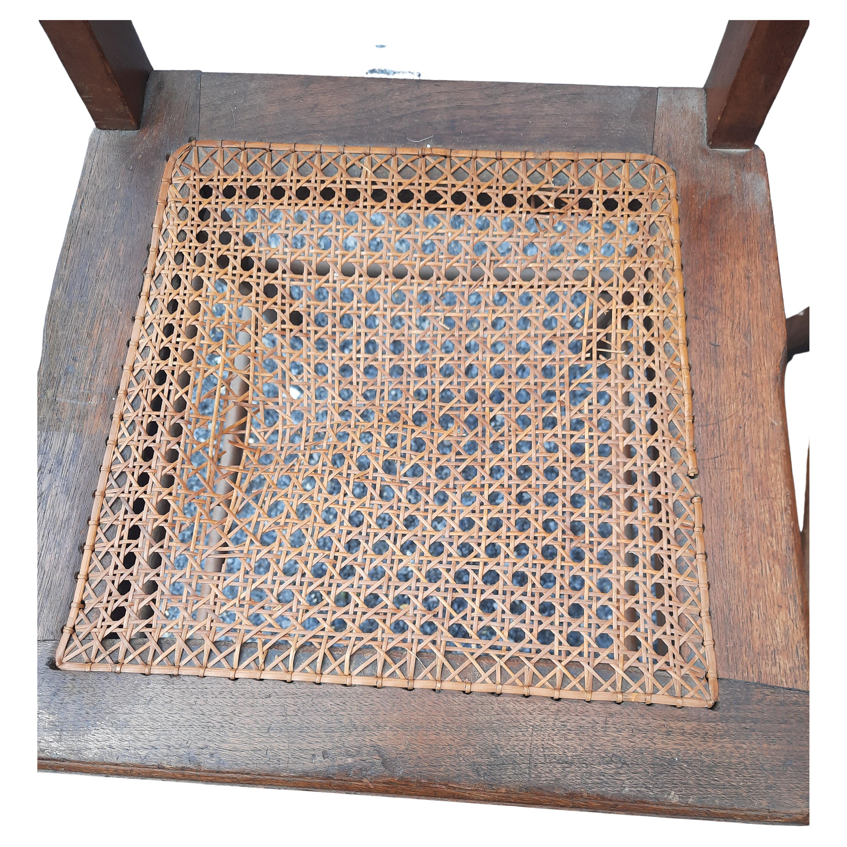 Vannerie Paire de chaises de salle à manger de la fin de l'époque victorienne avec incrustations en noyer et siège en rotin en vente
