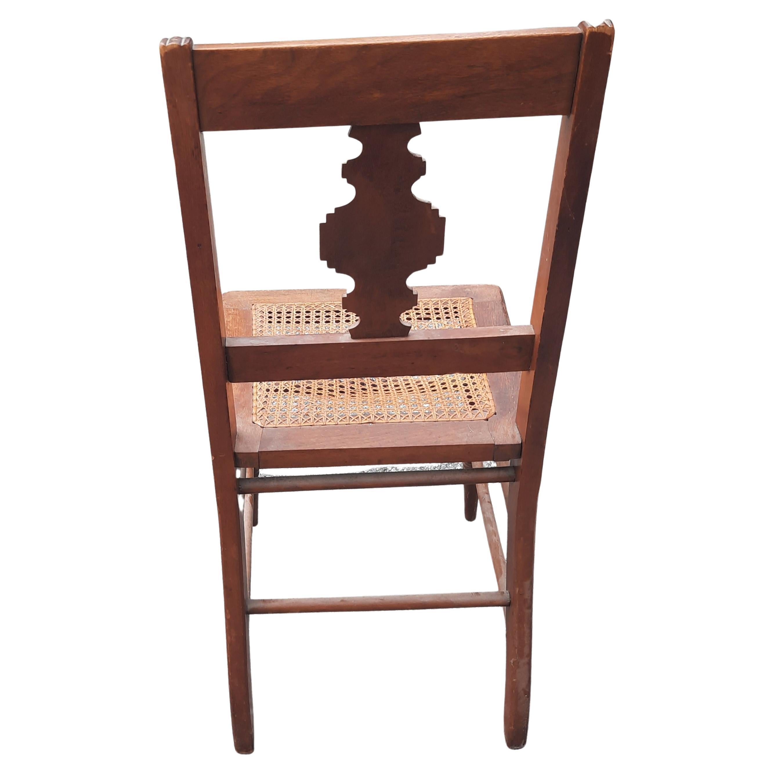 XIXe siècle Paire de chaises de salle à manger de la fin de l'époque victorienne avec incrustations en noyer et siège en rotin en vente