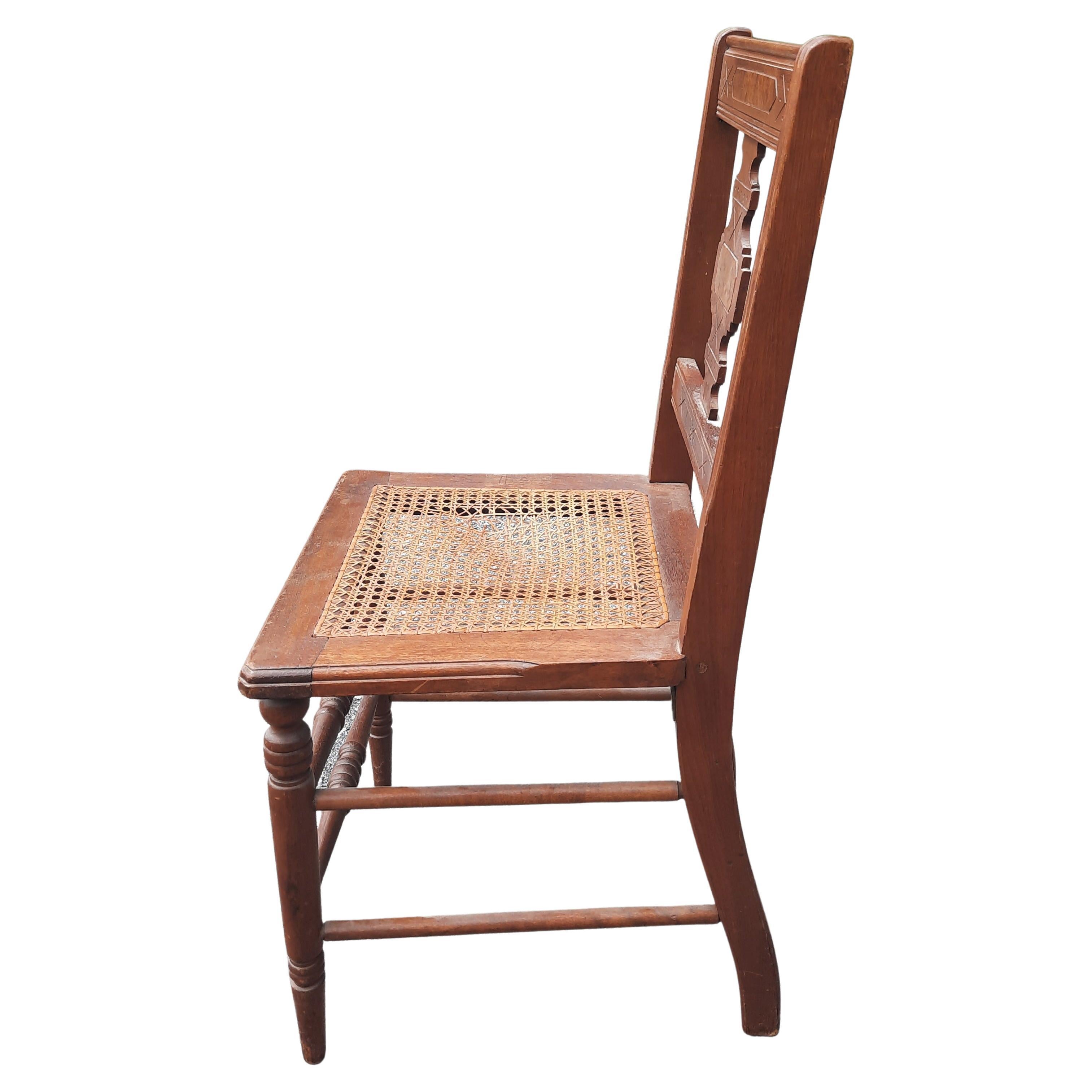 Canne Paire de chaises de salle à manger de la fin de l'époque victorienne avec incrustations en noyer et siège en rotin en vente