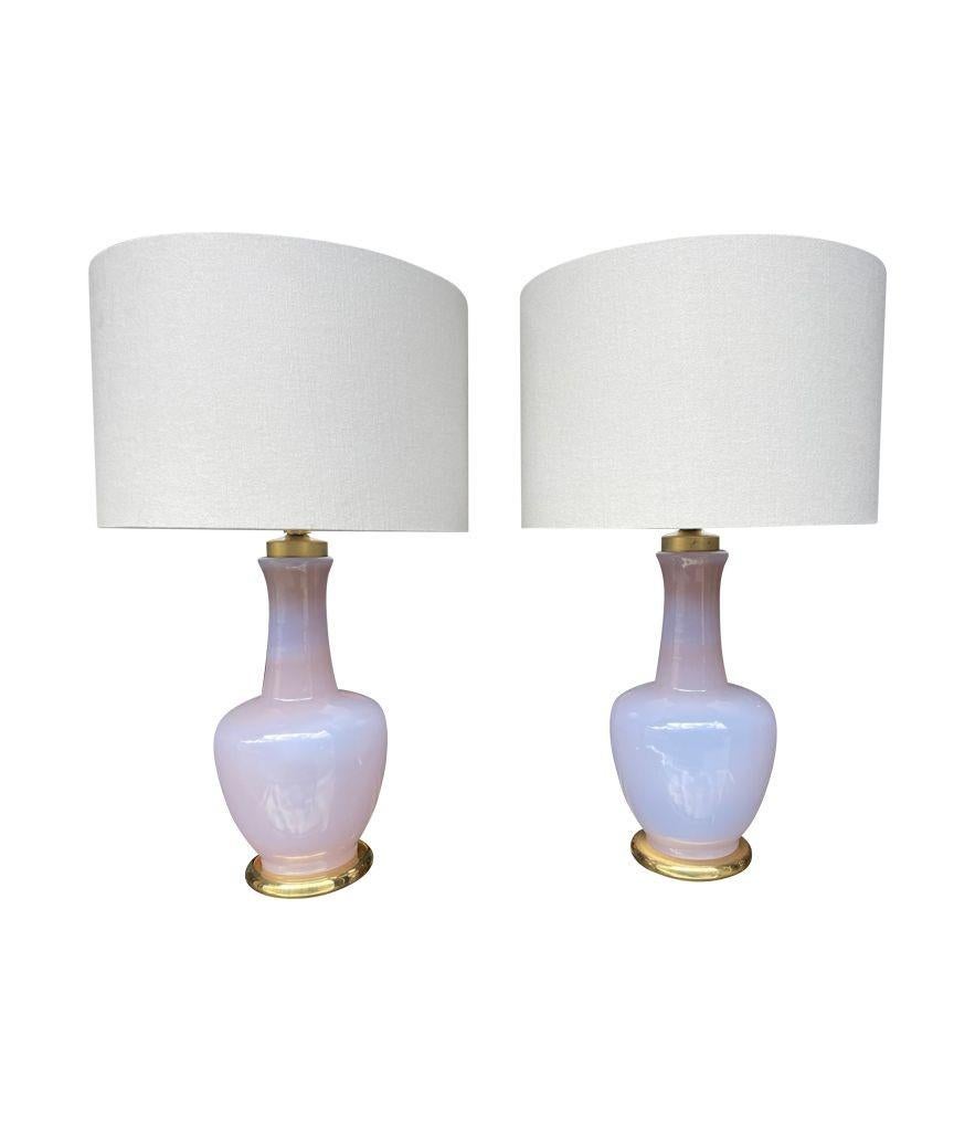 Coppia di lampade in vetro opalino di Murano color lavanda di Cenedese in vendita 4