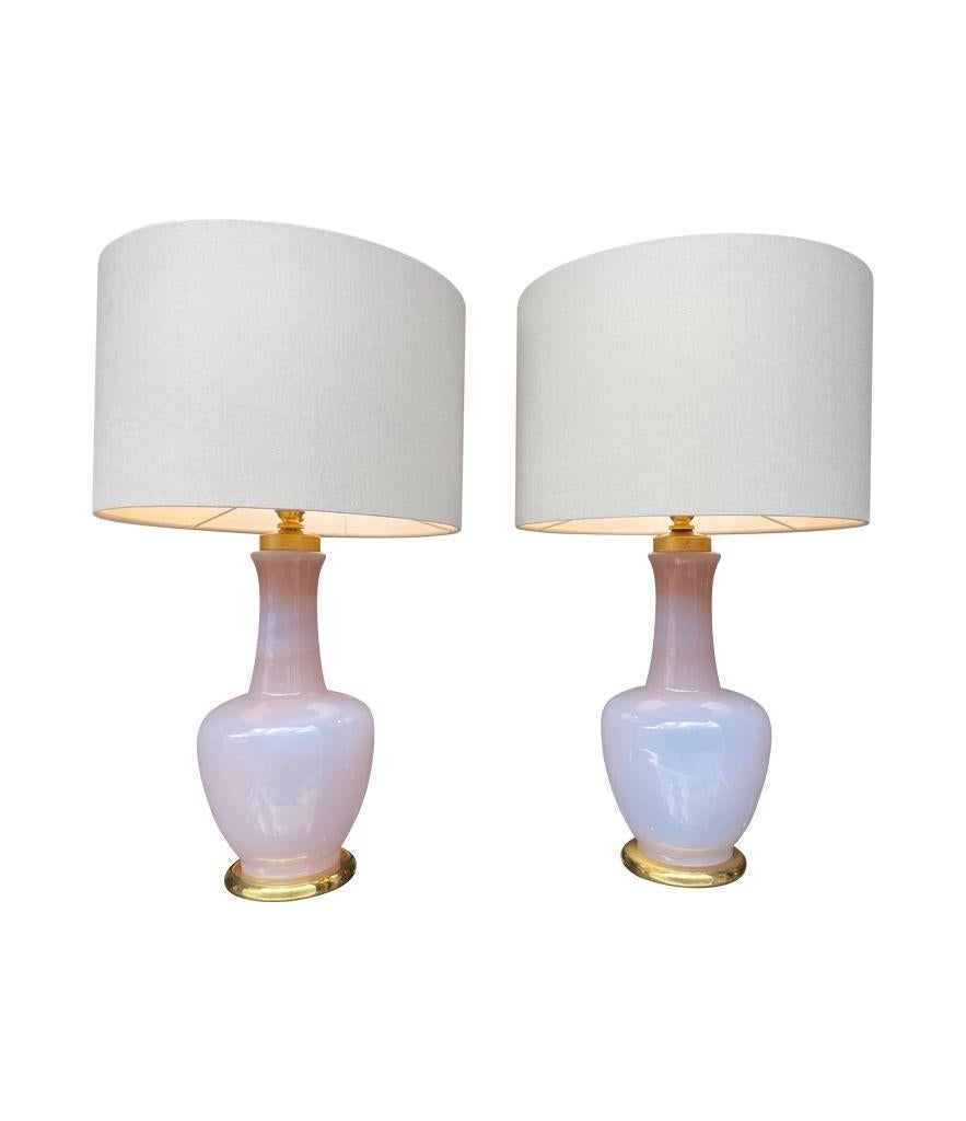 Coppia di lampade in vetro opalino di Murano color lavanda di Cenedese in vendita 6