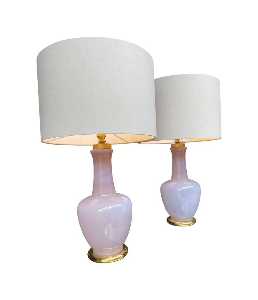 Coppia di lampade in vetro opalino di Murano color lavanda di Cenedese in vendita 7
