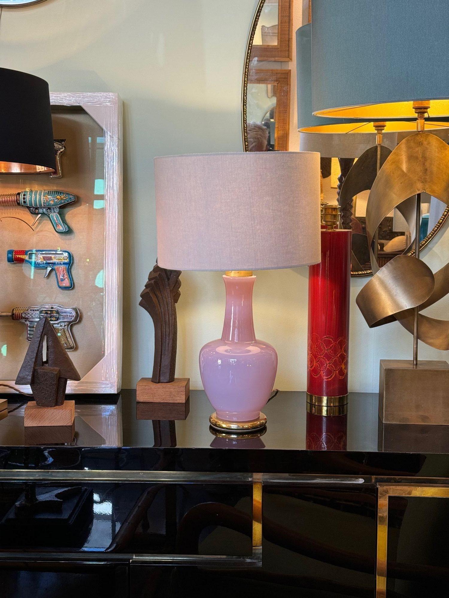 Deliziosa coppia di lampade in vetro opalino di Murano color lavanda di Gino Cenedese, con base in ottone, accessori in ottone nuovi, cavo d'epoca, interruttore e PAT testato.
