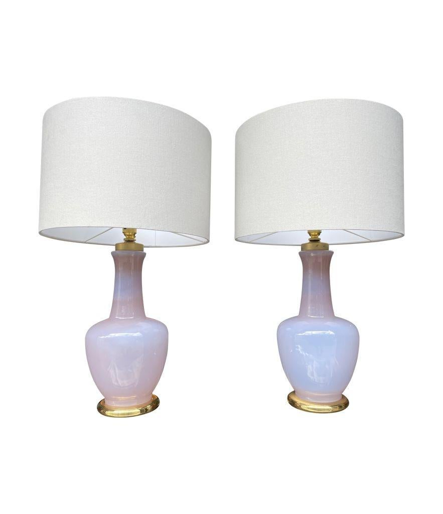 Italiano Coppia di lampade in vetro opalino di Murano color lavanda di Cenedese in vendita