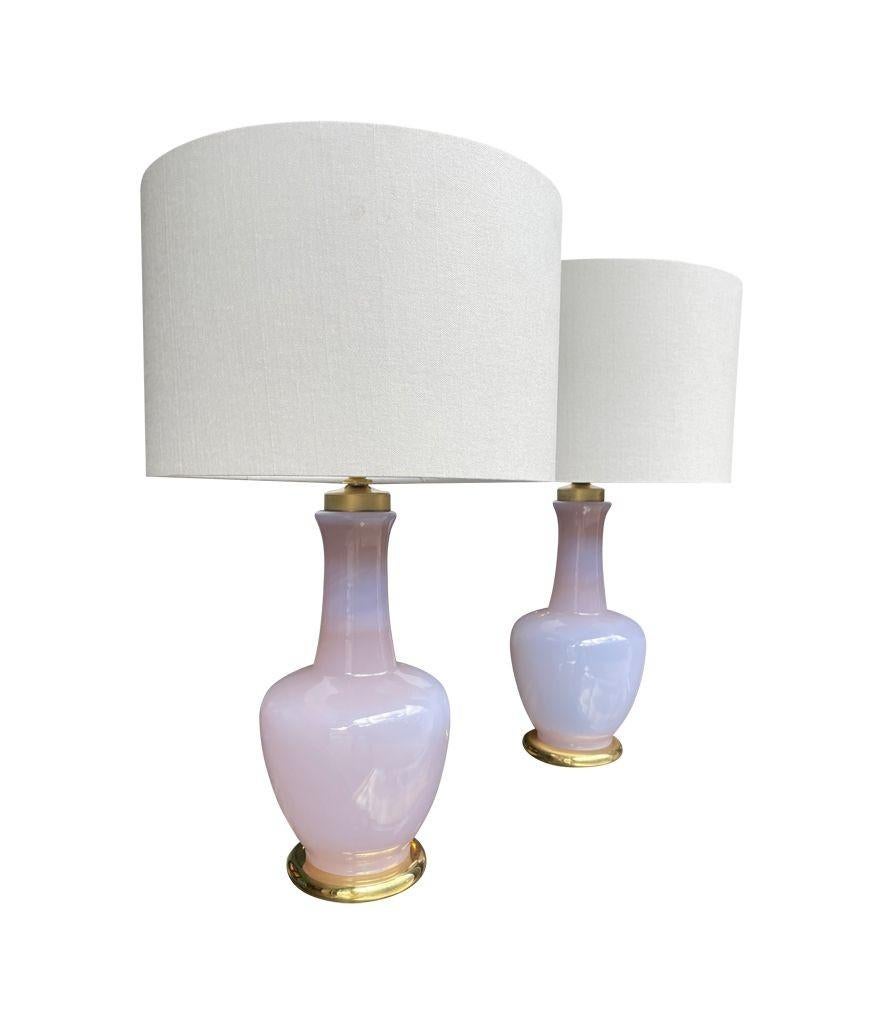 Coppia di lampade in vetro opalino di Murano color lavanda di Cenedese In condizioni buone in vendita a London, GB
