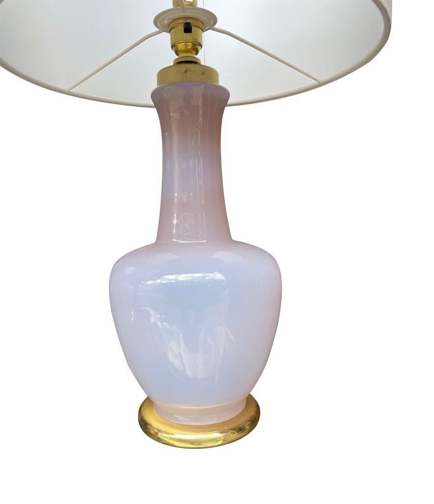Metà XX secolo Coppia di lampade in vetro opalino di Murano color lavanda di Cenedese in vendita