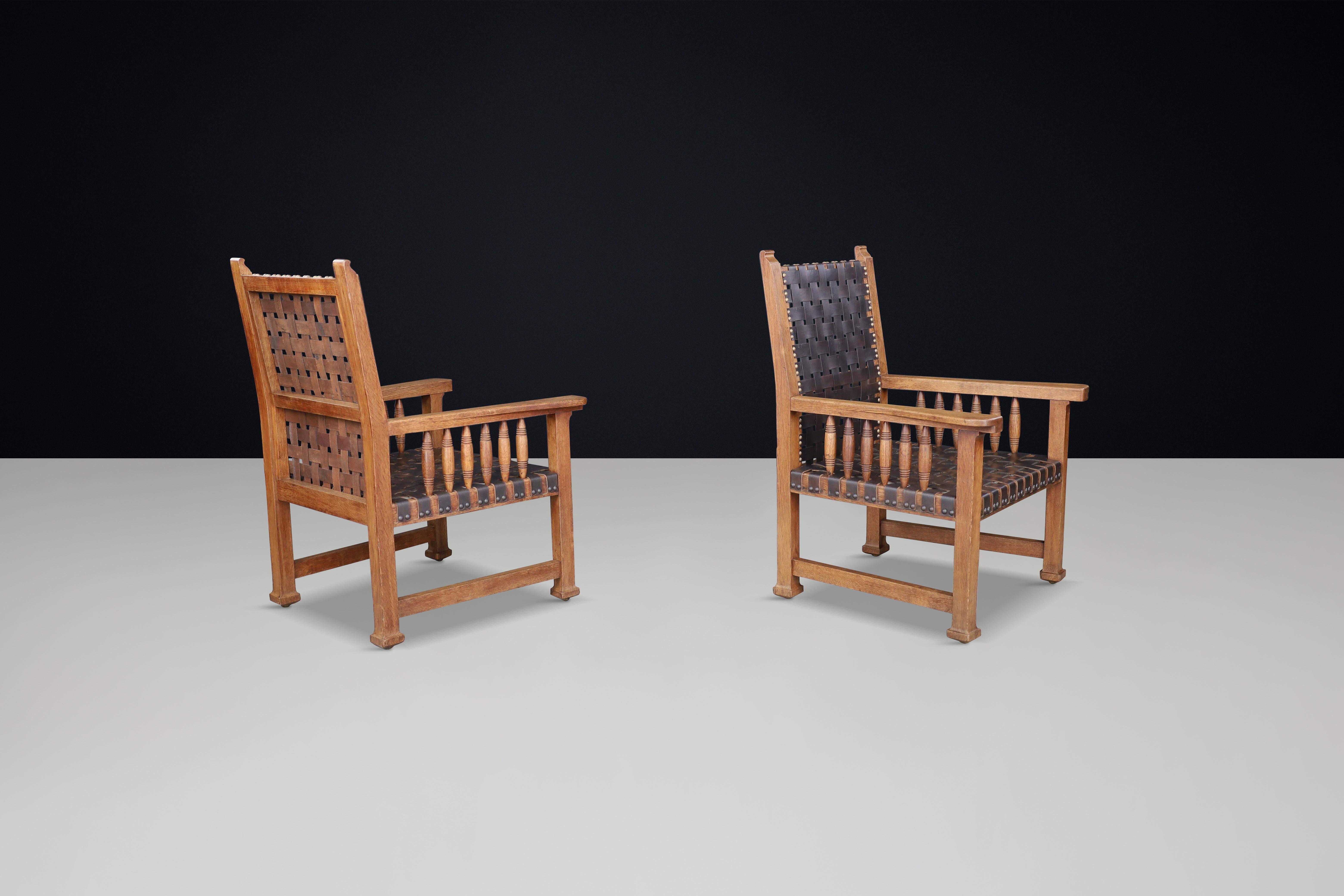 A pair of leather and oak armchairs from France, 1950s. In Good Condition For Sale In Almelo, NL