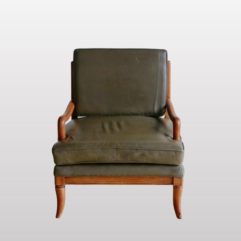 A pair of leather armchairs In Good Condition For Sale In VILLERS-SUR-MER, FR
