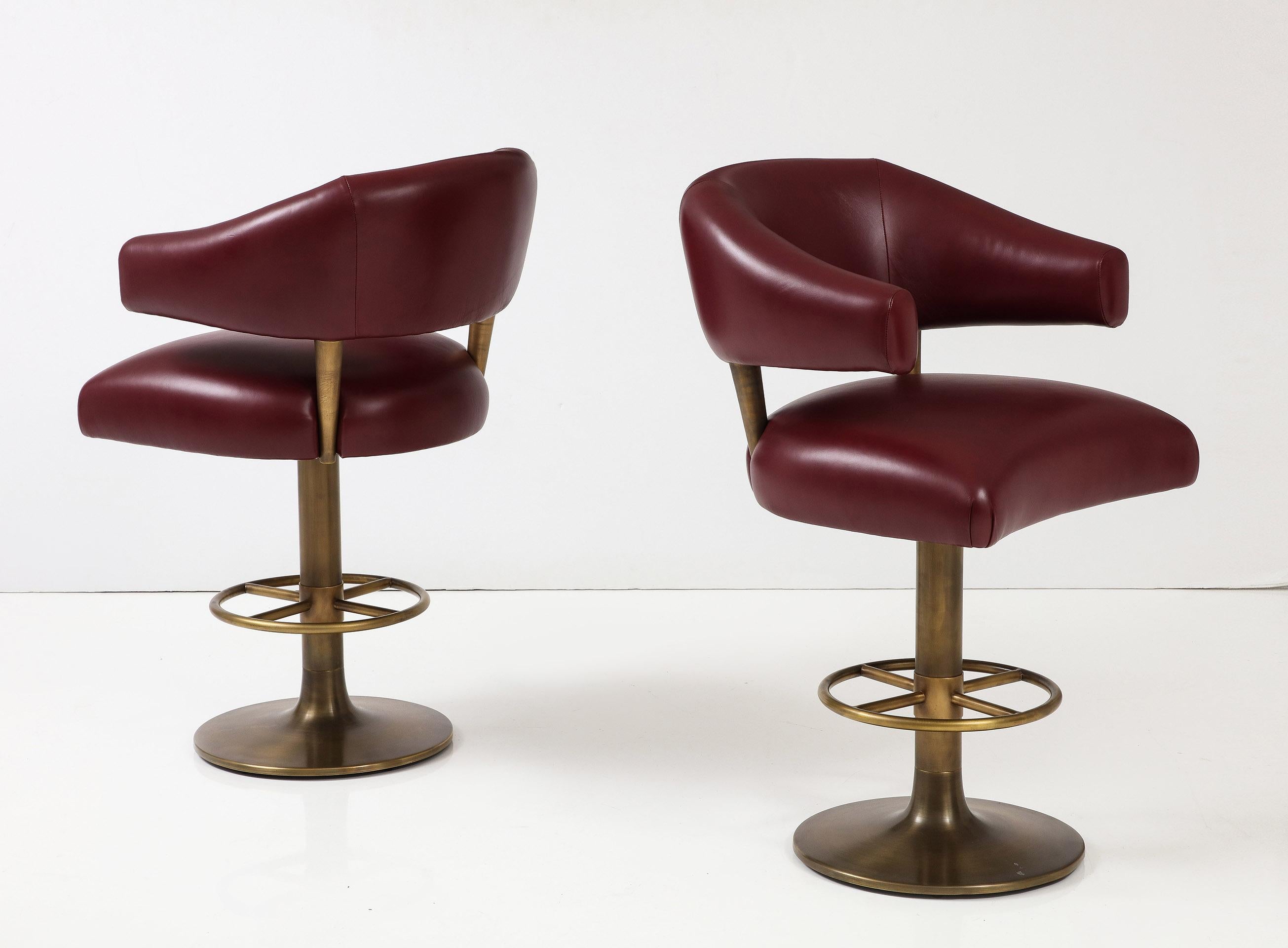 Britannique Paire de tabourets de bar en cuir et laiton en vente