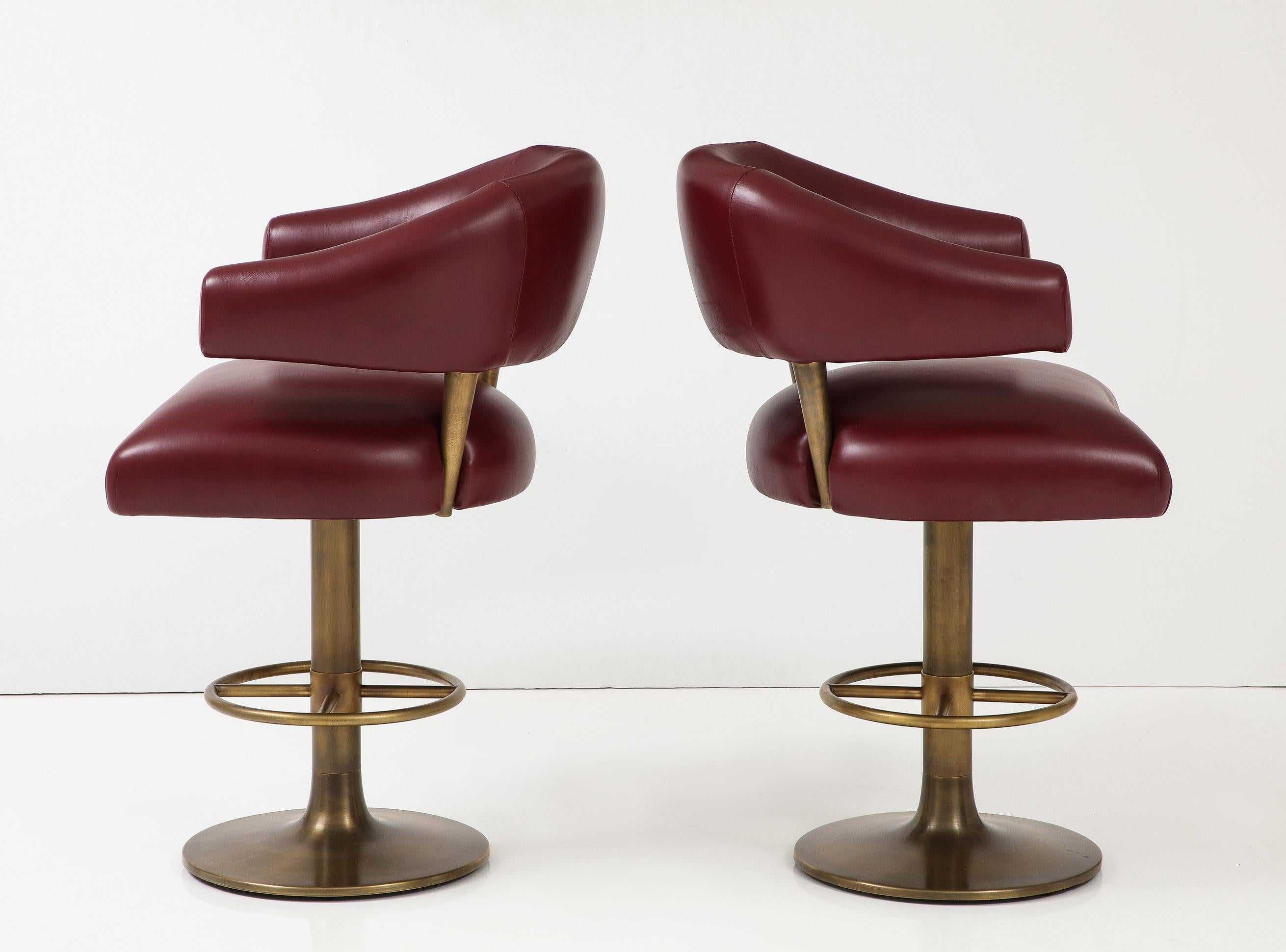 XXIe siècle et contemporain Paire de tabourets de bar en cuir et laiton en vente