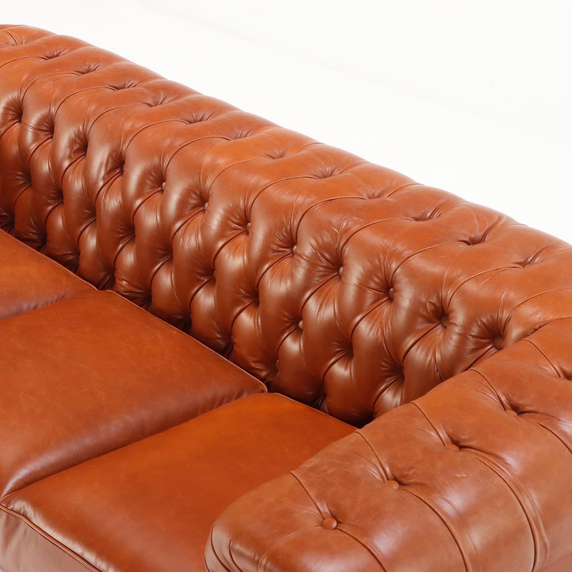 Ein Paar Ledersofas im Chesterfield-Stil. Auf Bestellung gefertigt. im Angebot 1