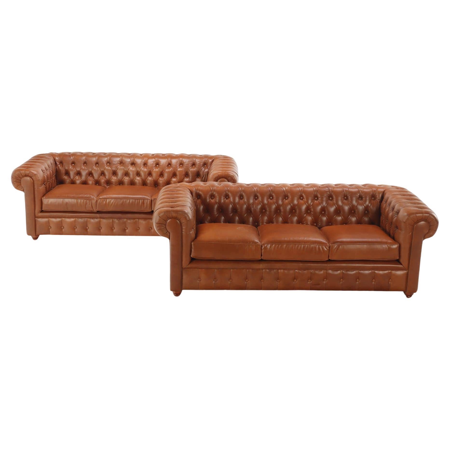 Une paire de canapés en cuir de style Chesterfield. Fabriqué sur commande. en vente